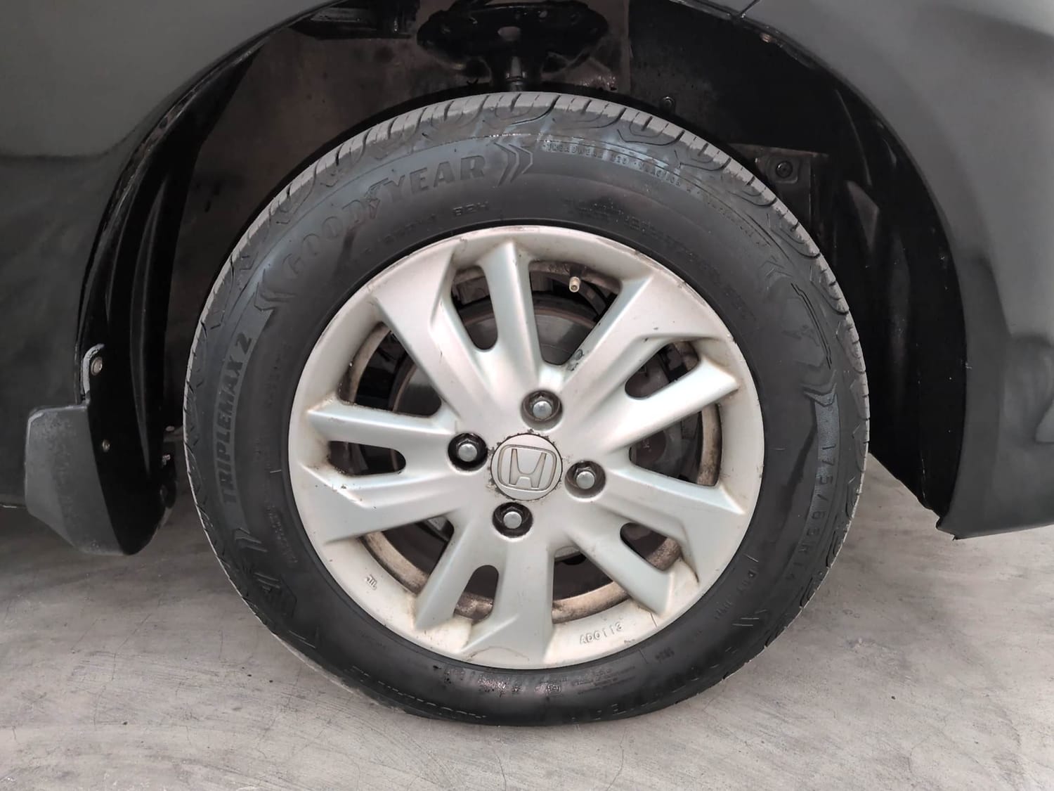 Used 2013 Honda Amaze 1.5 VX i-DTEC Diesel Manual tyres RIGHT FRONT TYRE RIM VIEW