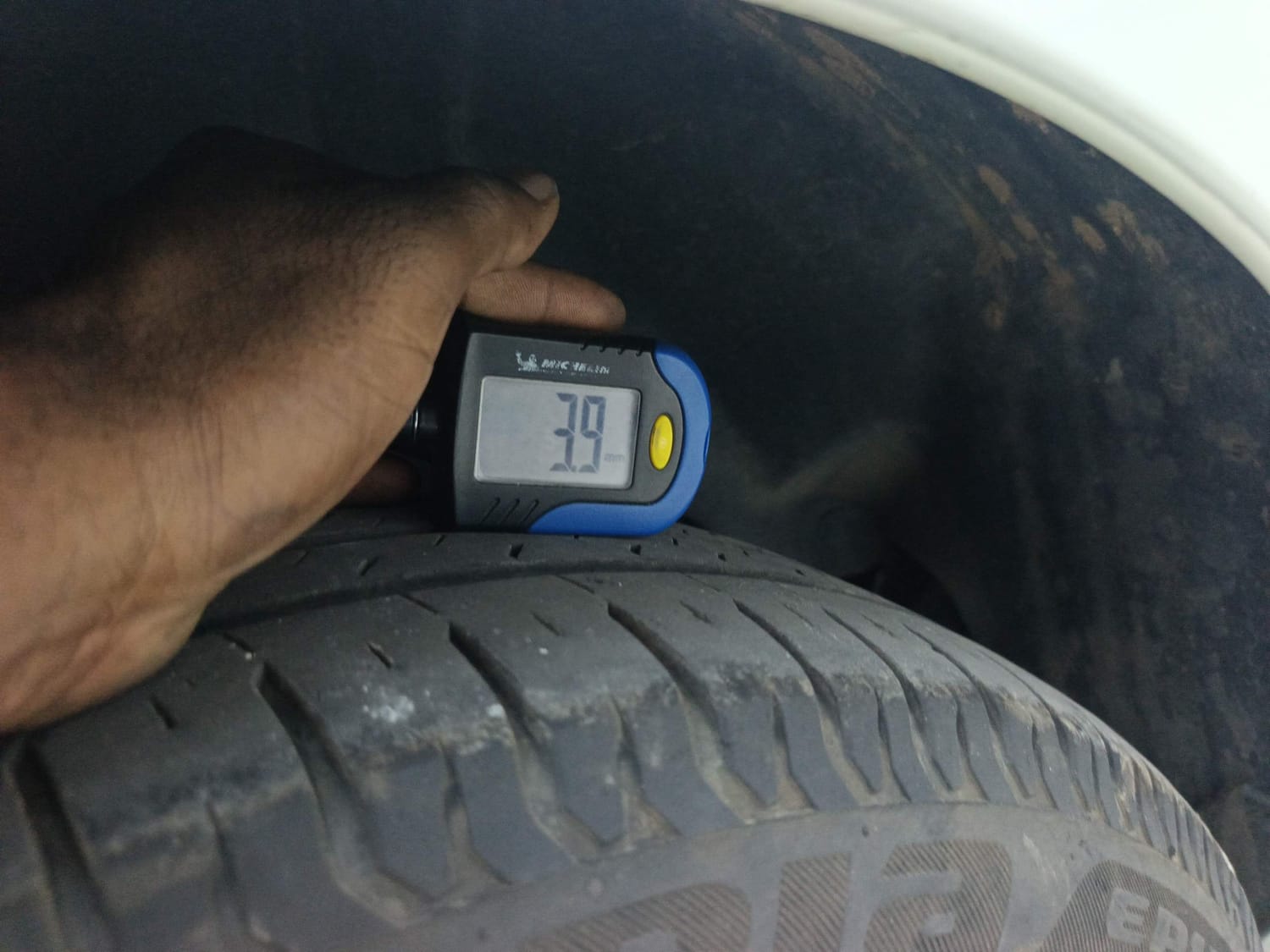 Used 2024 Maruti Suzuki Ertiga VXi AT Petrol Automatic tyres RIGHT REAR TYRE TREAD VIEW