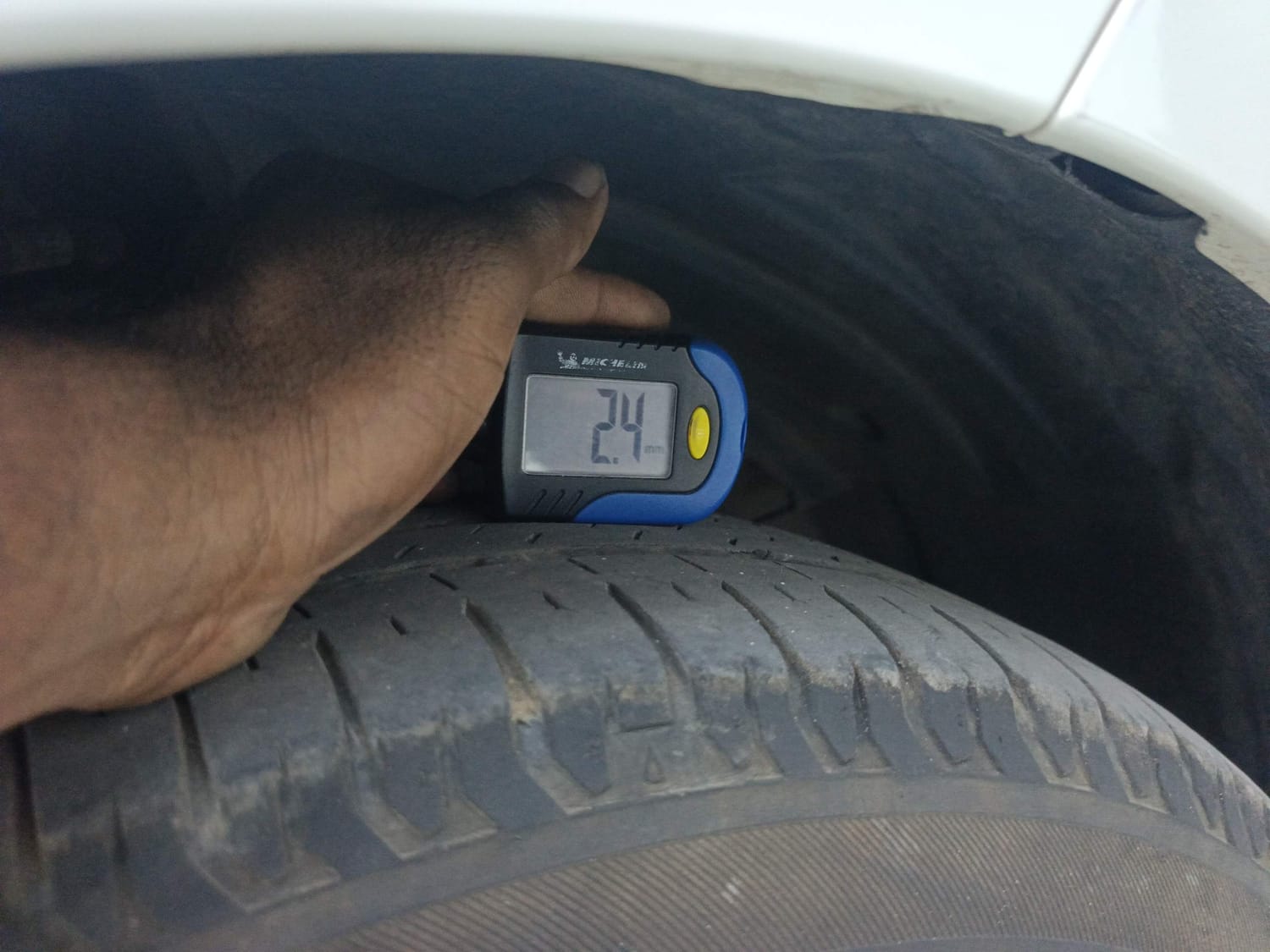 Used 2024 Maruti Suzuki Ertiga VXi AT Petrol Automatic tyres RIGHT FRONT TYRE TREAD VIEW