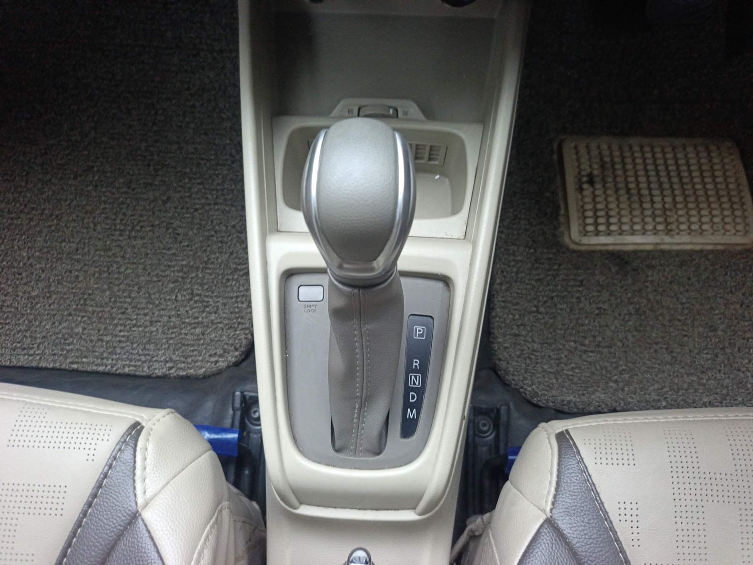 Used 2024 Maruti Suzuki Ertiga VXi AT Petrol Automatic interior GEAR  KNOB VIEW