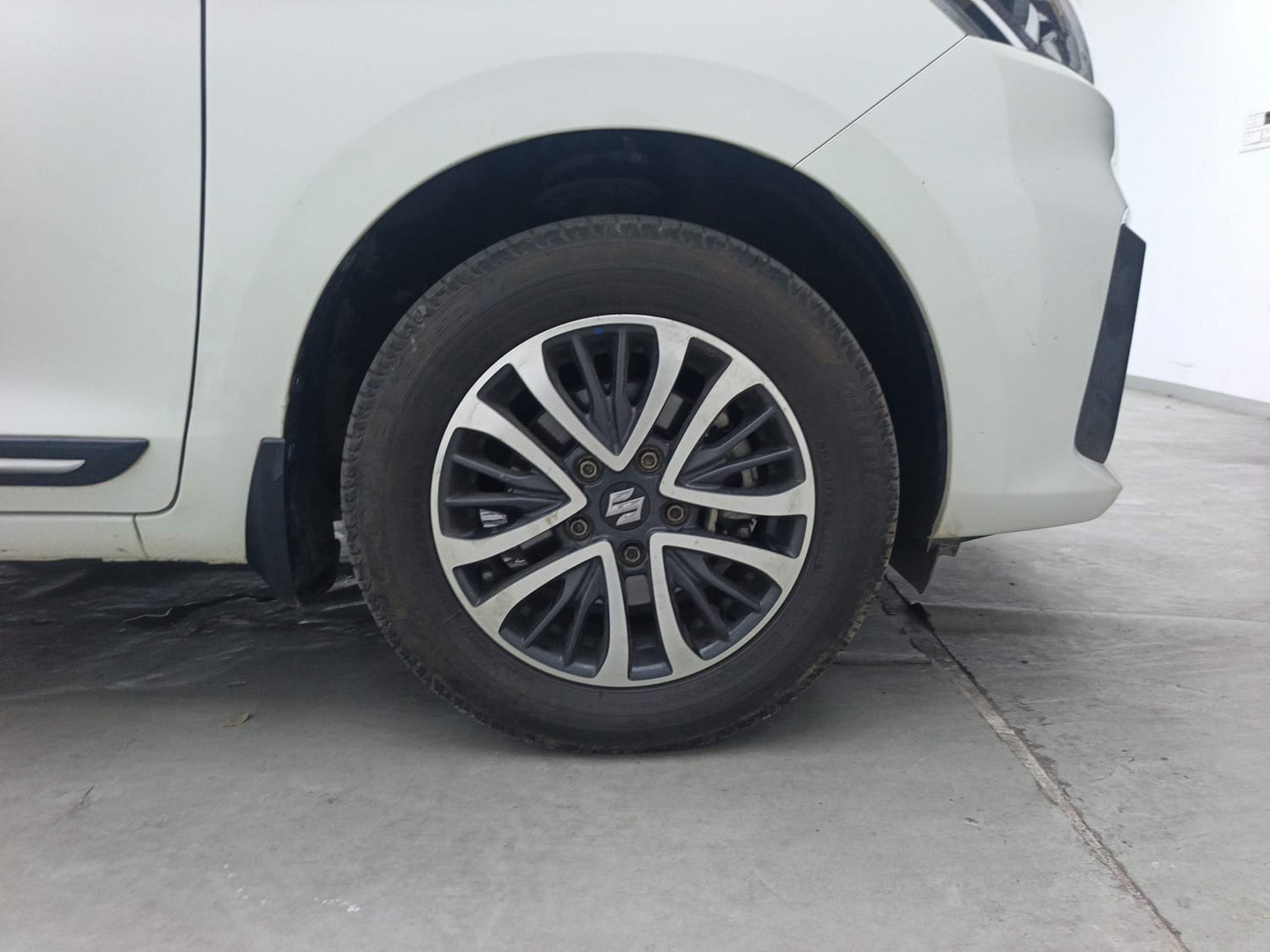 Used 2024 Maruti Suzuki Ertiga VXi AT Petrol Automatic tyres RIGHT FRONT TYRE RIM VIEW