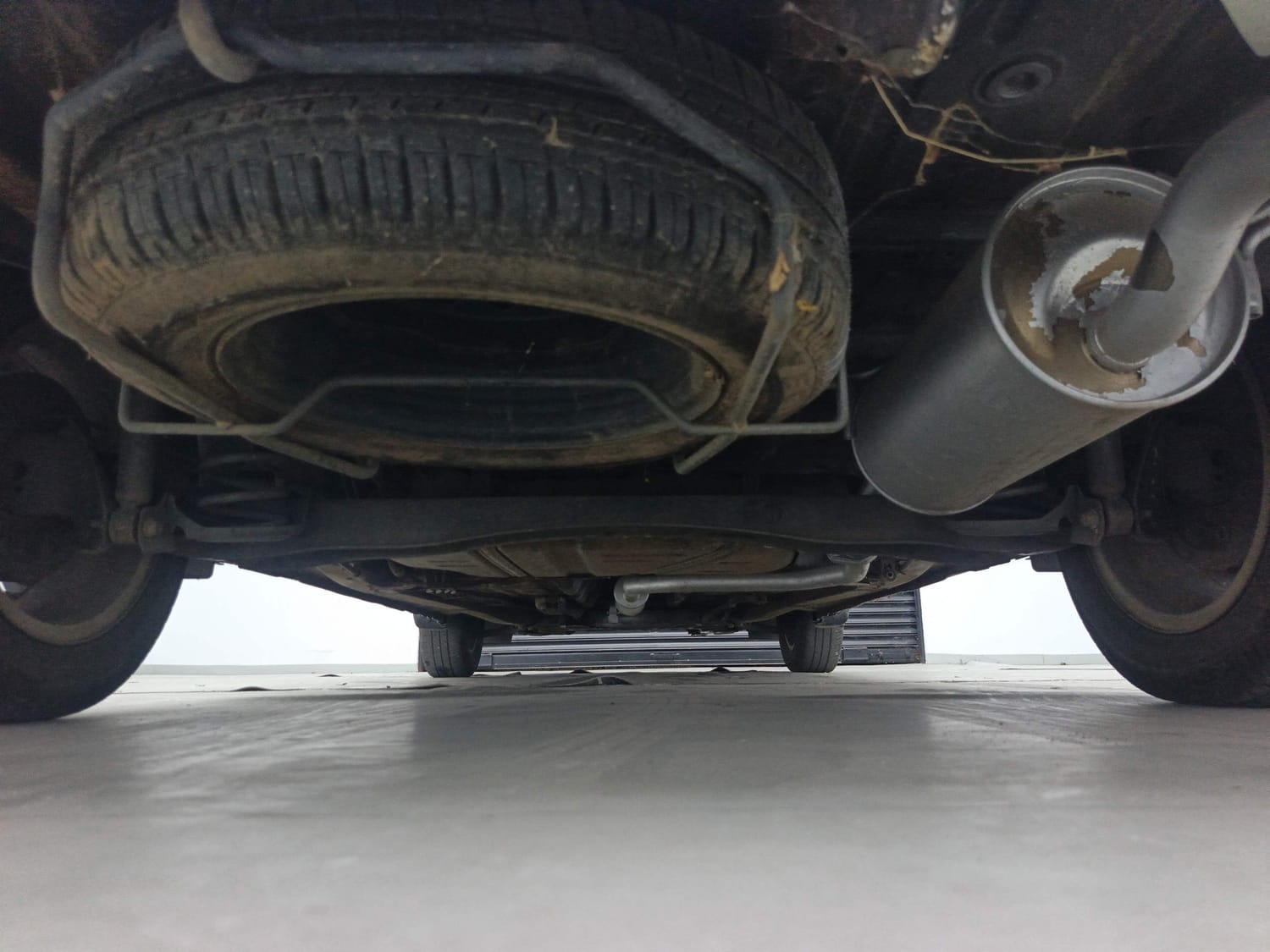 Used 2024 Maruti Suzuki Ertiga VXi AT Petrol Automatic extra REAR UNDERBODY VIEW (TAKEN FROM REAR)