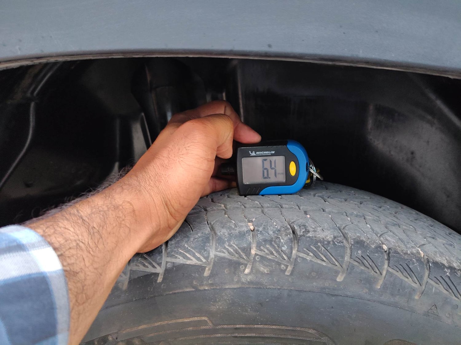 Used 2023 Maruti Suzuki Grand Vitara Zeta Smart Hybrid Petrol Manual tyres RIGHT REAR TYRE TREAD VIEW