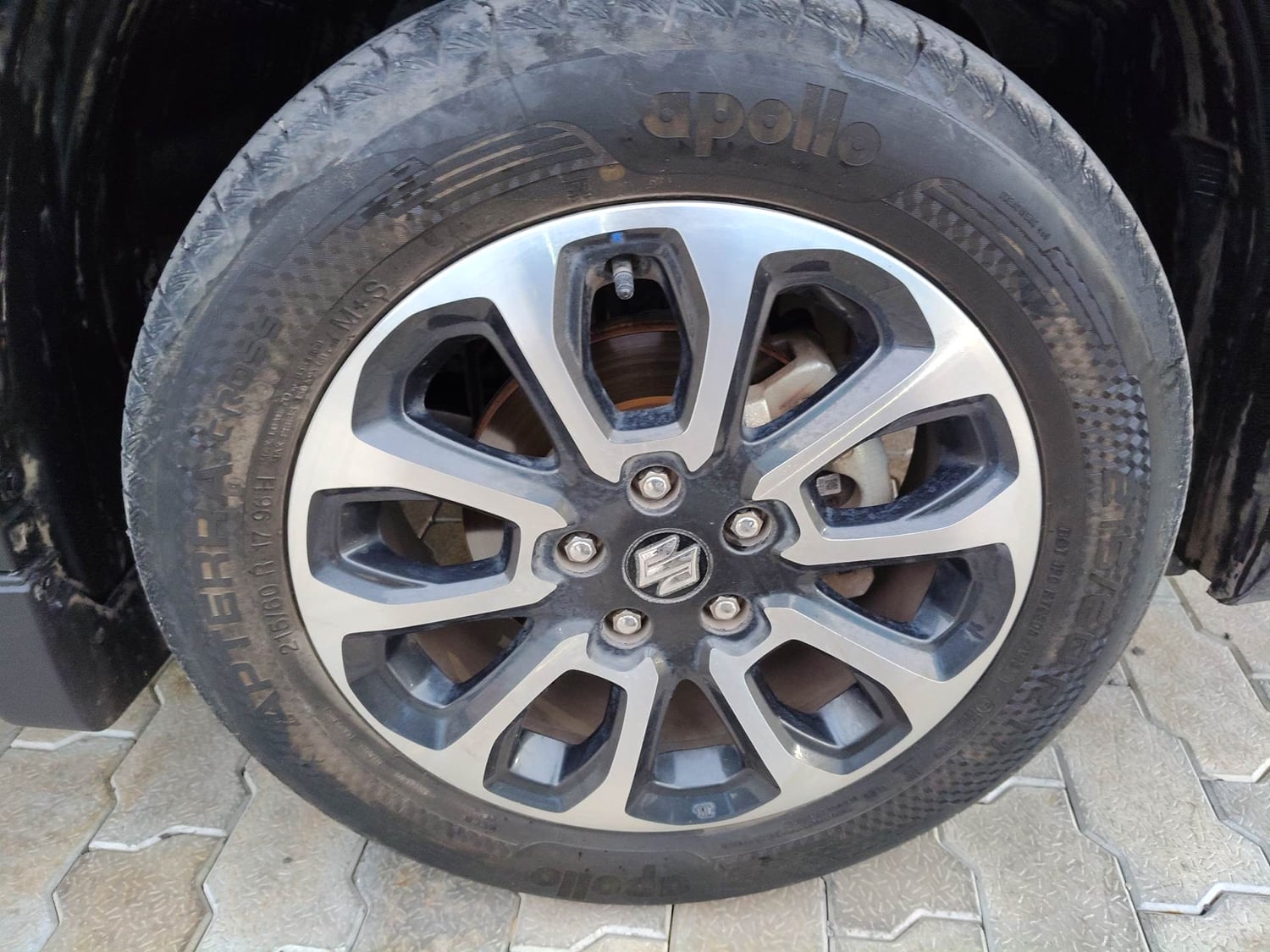 Used 2023 Maruti Suzuki Grand Vitara Zeta Smart Hybrid Petrol Manual tyres RIGHT FRONT TYRE RIM VIEW