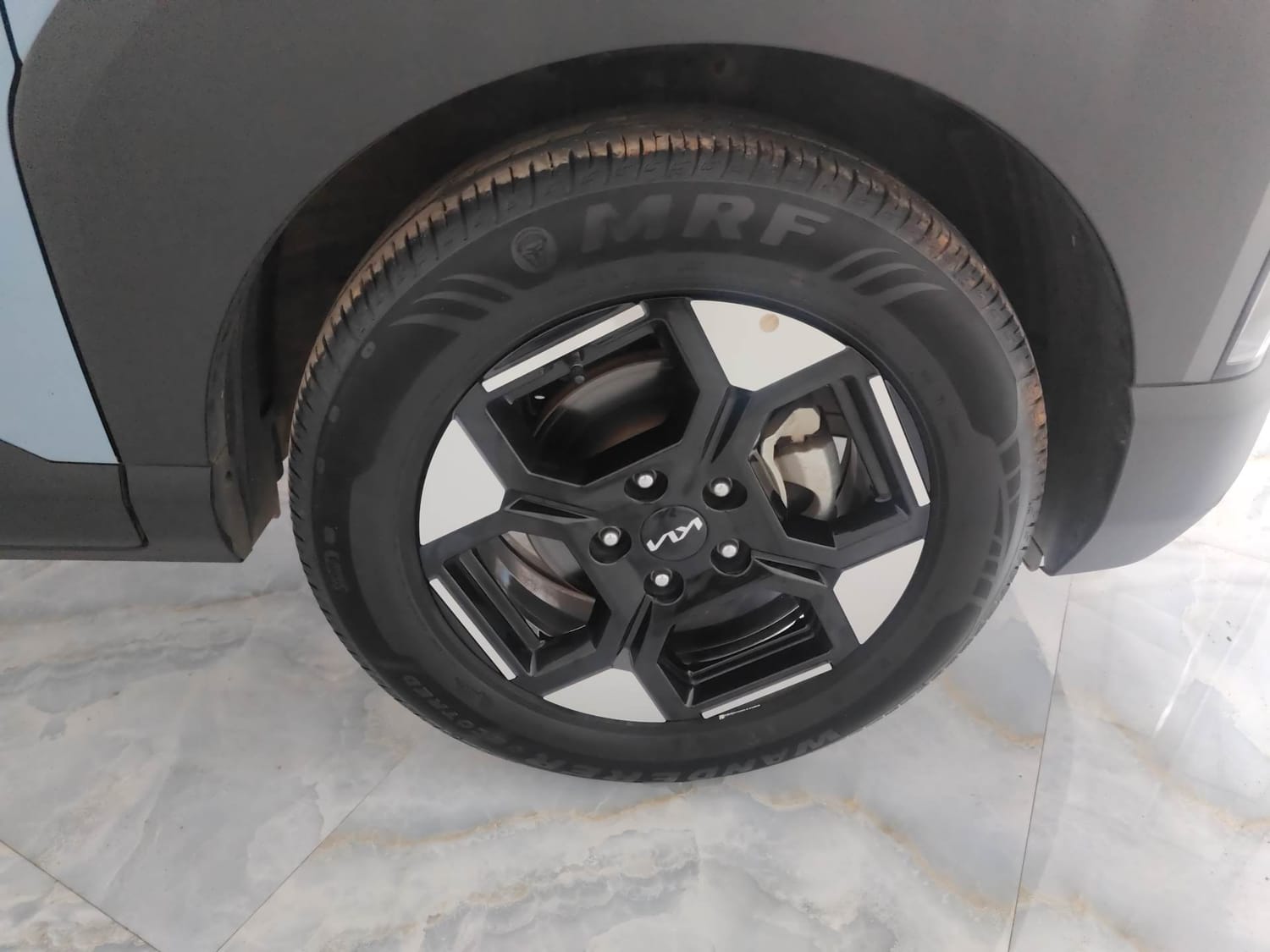 Used 2025 Kia Syros HTX 1.0 Turbo 6MT Petrol Manual tyres RIGHT FRONT TYRE RIM VIEW