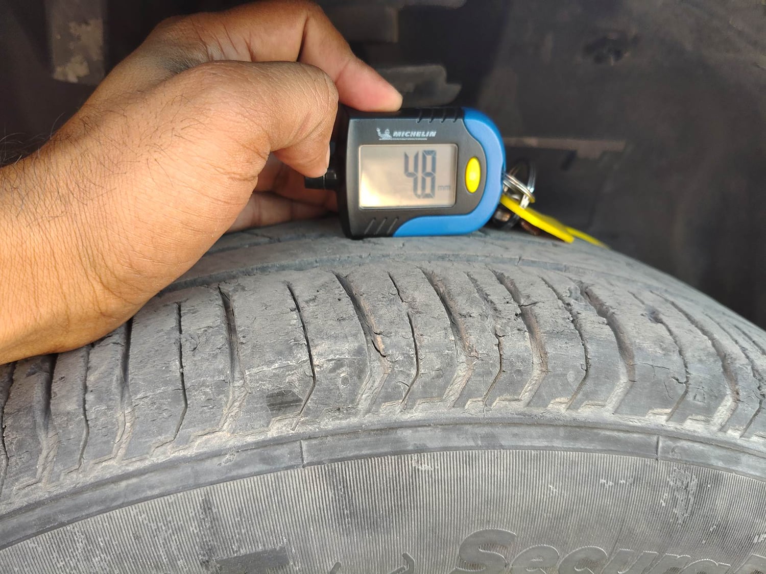 Used 2023 Tata Punch Adventure Rhythm Pack AMT Petrol Automatic tyres RIGHT FRONT TYRE TREAD VIEW