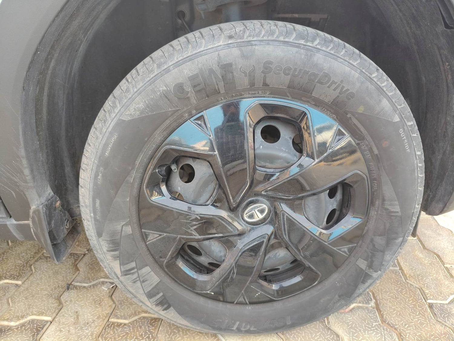 Used 2023 Tata Punch Adventure Rhythm Pack AMT Petrol Automatic tyres RIGHT FRONT TYRE RIM VIEW