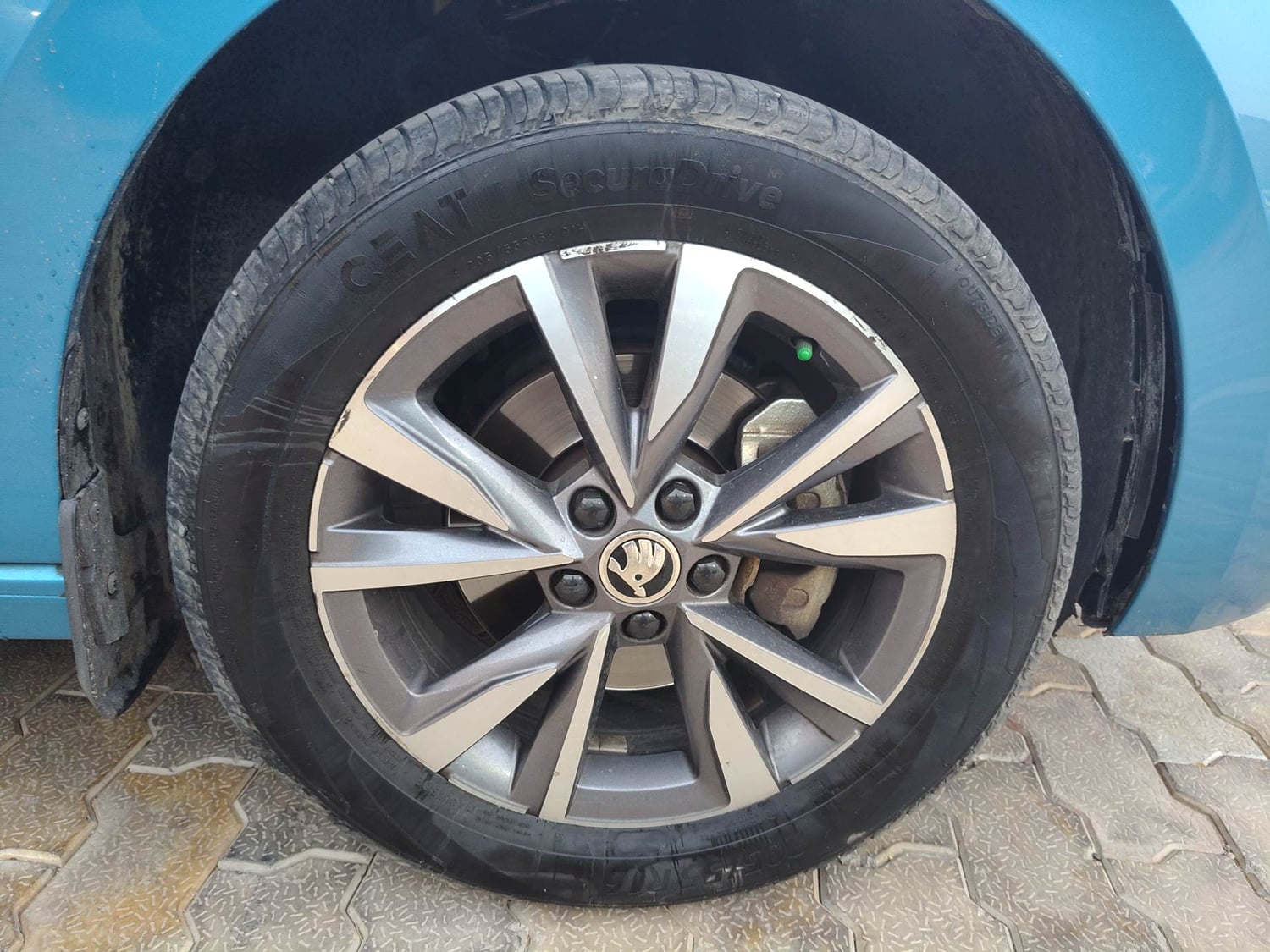 Used 2022 Skoda Slavia Style 1.0L TSI AT Petrol Automatic tyres RIGHT FRONT TYRE RIM VIEW