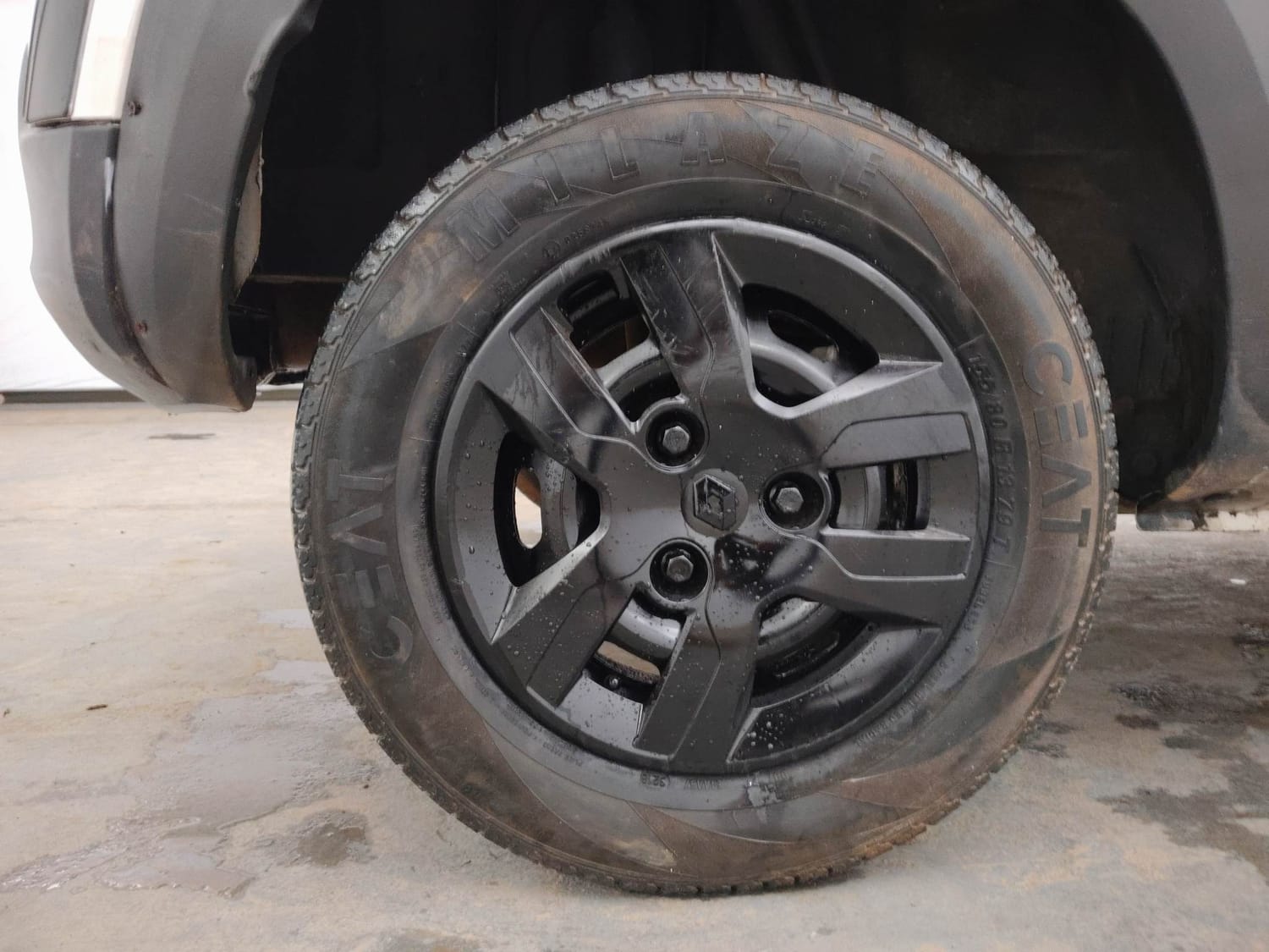 Used 2018 Renault Kwid RXT (O) 1.0 SCE Edition Petrol Manual tyres RIGHT REAR TYRE RIM VIEW