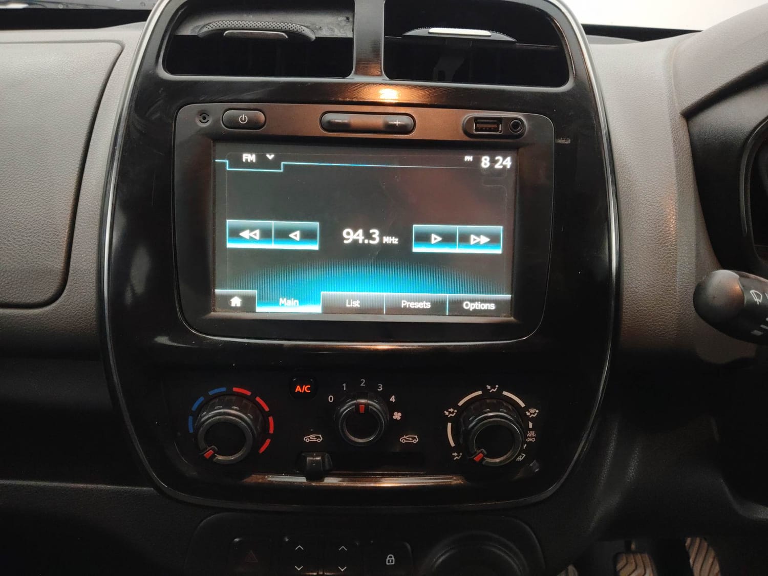Used 2018 Renault Kwid RXT (O) 1.0 SCE Edition Petrol Manual interior MUSIC SYSTEM & AC CONTROL VIEW