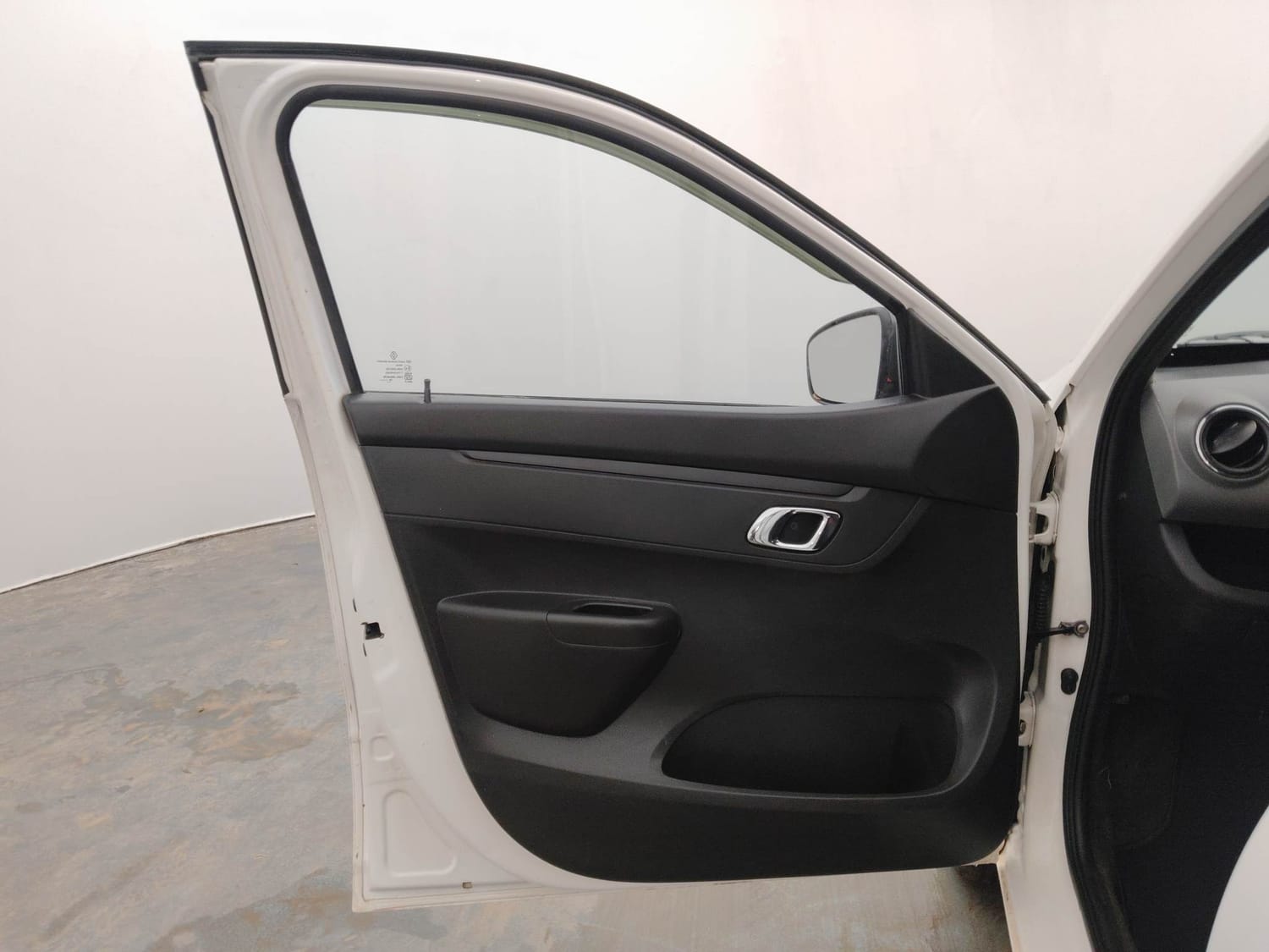 Used 2018 Renault Kwid RXT (O) 1.0 SCE Edition Petrol Manual interior LEFT FRONT DOOR OPEN VIEW