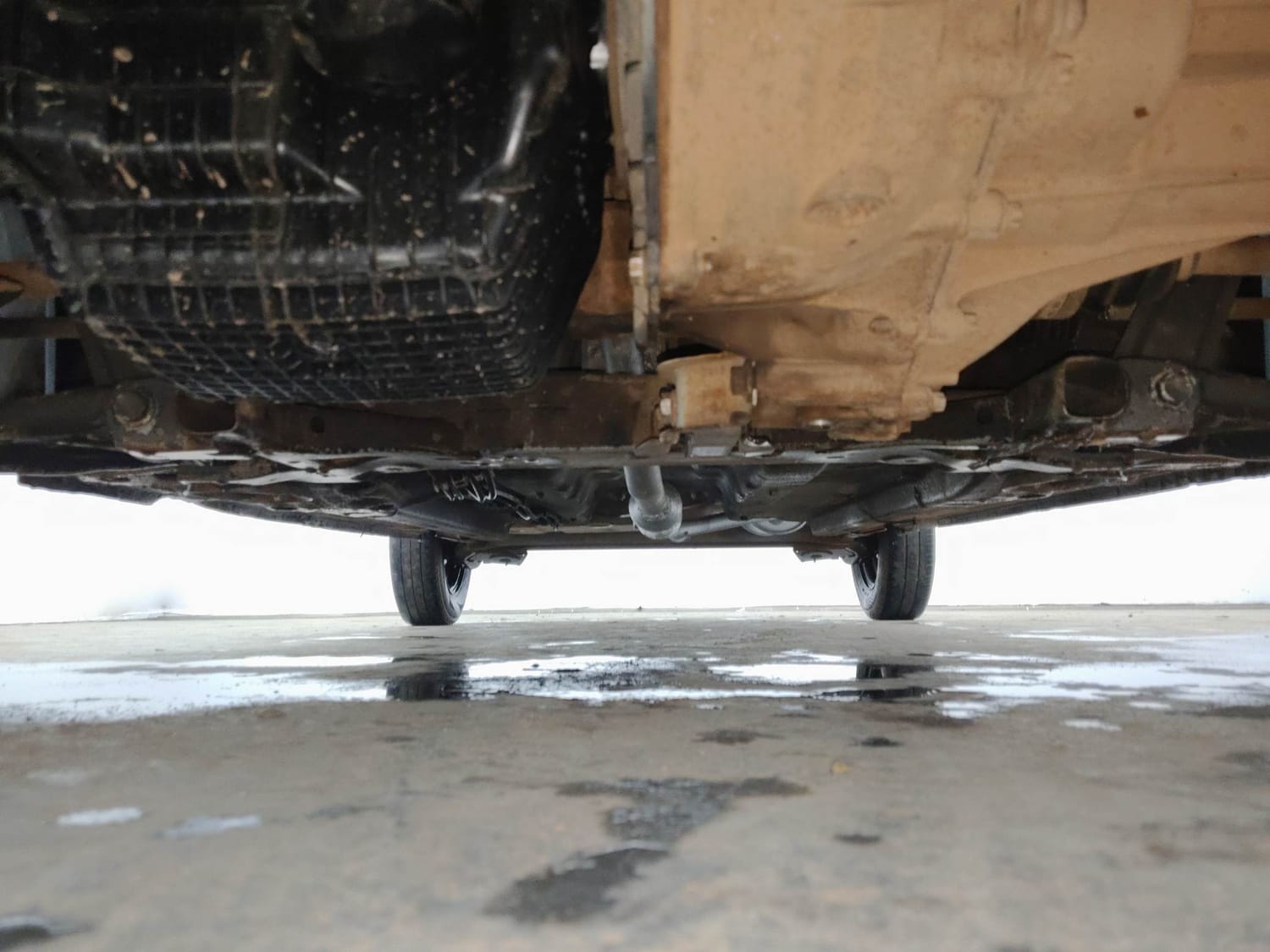 Used 2018 Renault Kwid RXT (O) 1.0 SCE Edition Petrol Manual extra FRONT LEFT UNDERBODY VIEW