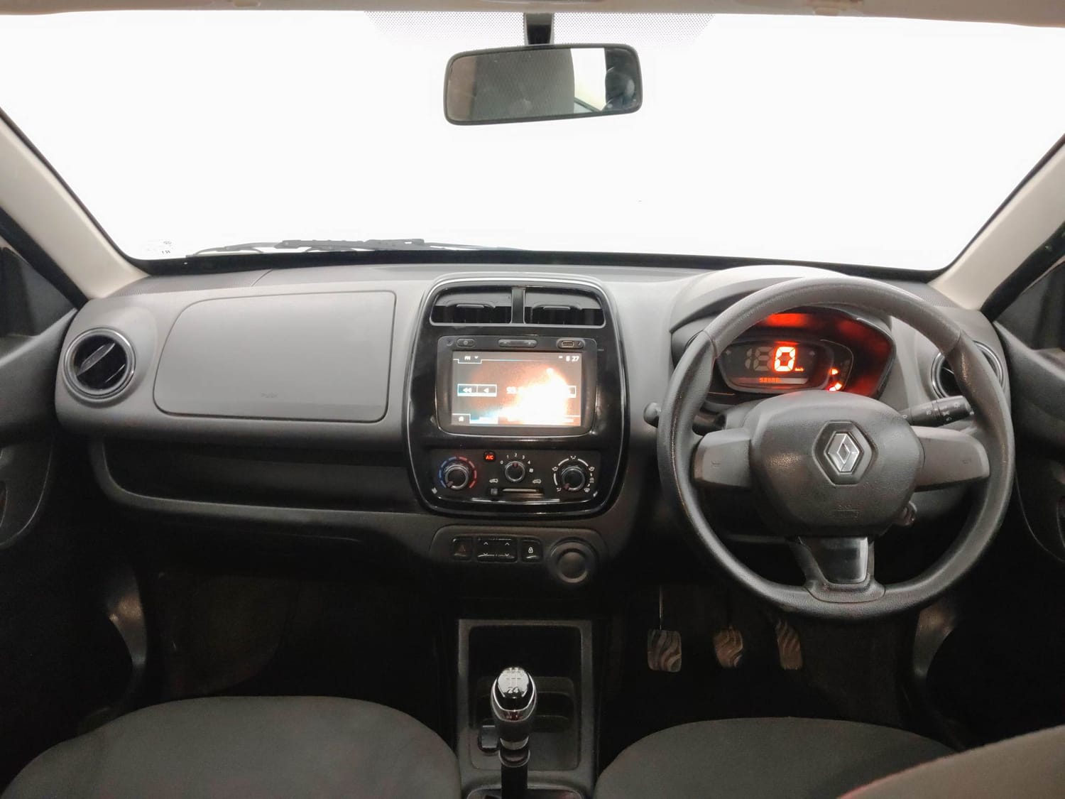 Used 2018 Renault Kwid RXT (O) 1.0 SCE Edition Petrol Manual interior DASHBOARD VIEW