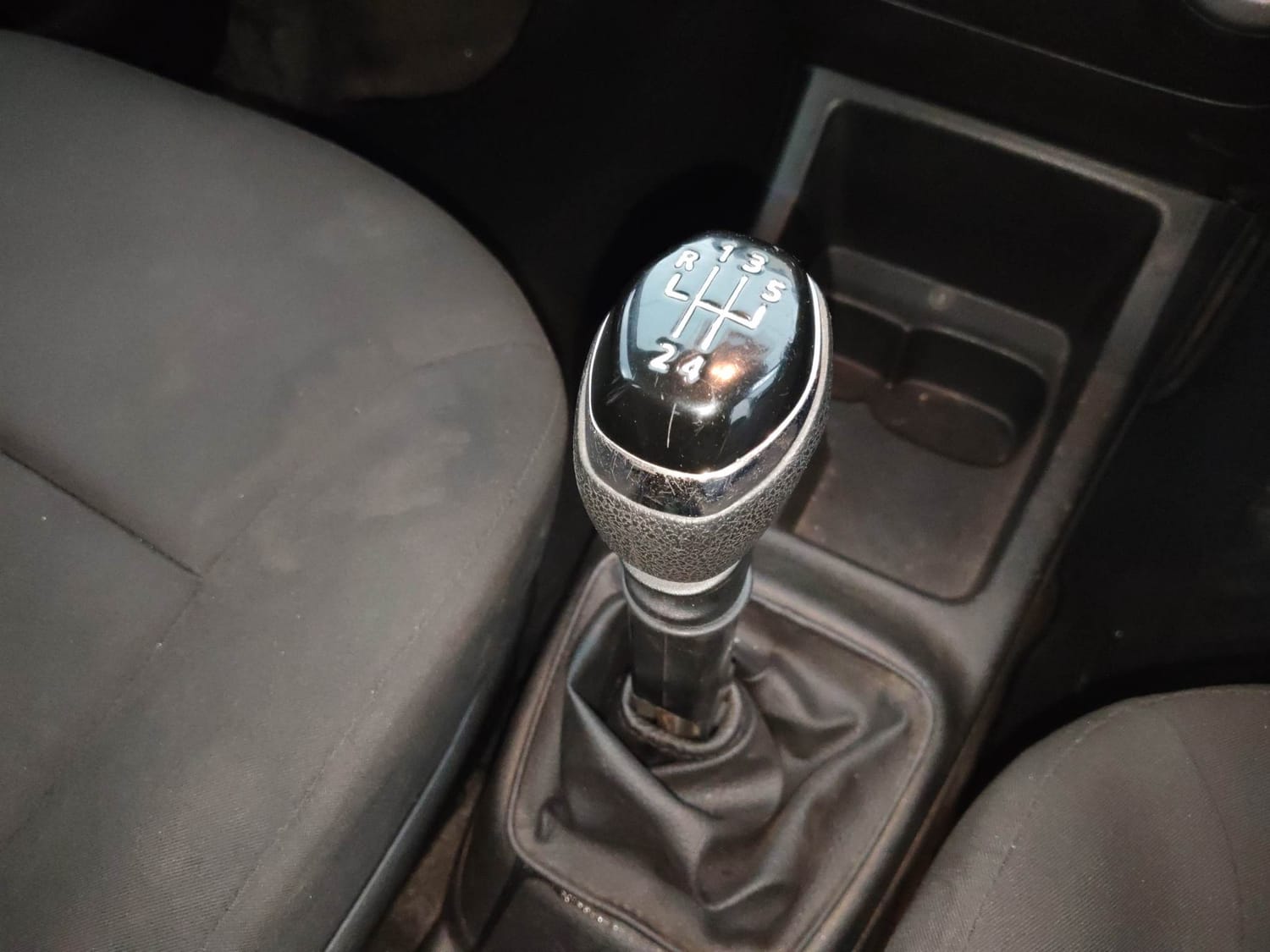 Used 2018 Renault Kwid RXT (O) 1.0 SCE Edition Petrol Manual interior GEAR  KNOB VIEW