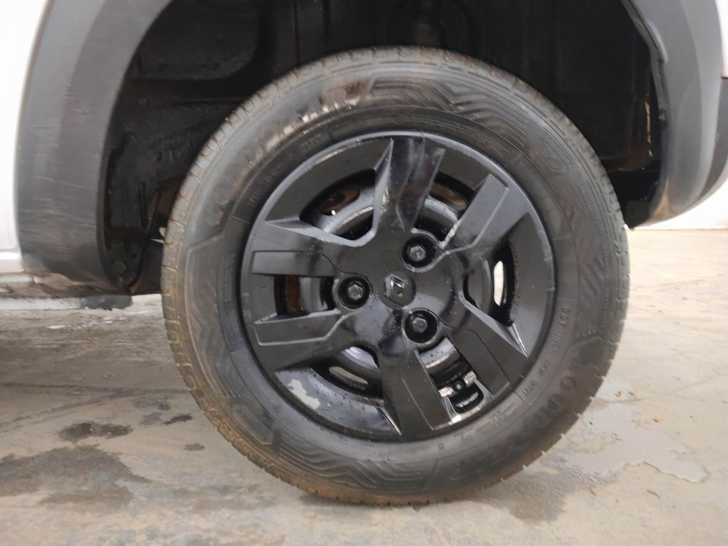Used 2018 Renault Kwid RXT (O) 1.0 SCE Edition Petrol Manual tyres LEFT REAR TYRE RIM VIEW