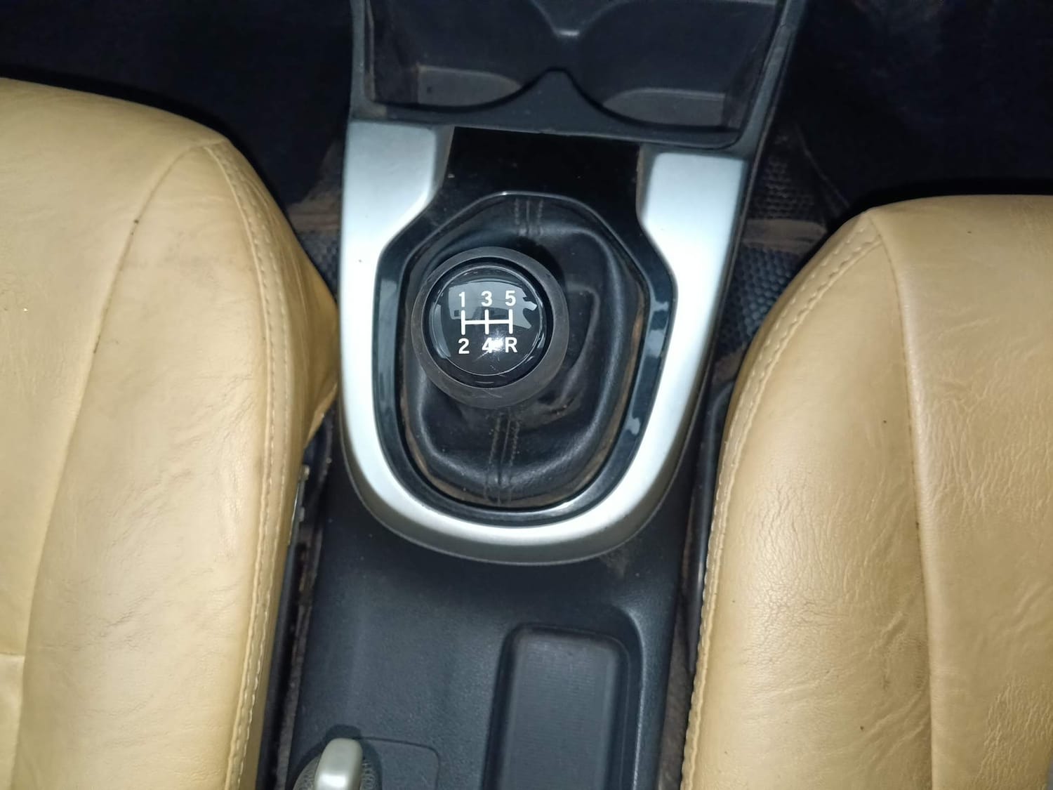Used 2018 Honda WR-V VX MT Petrol Petrol Manual interior GEAR  KNOB VIEW