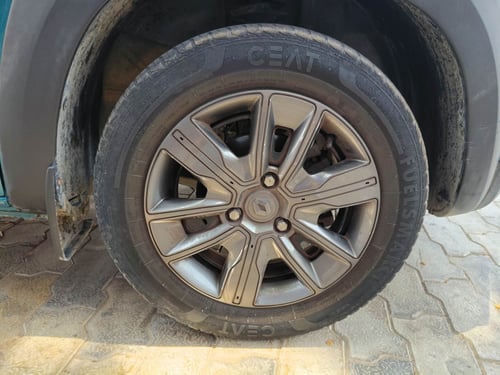 Used 2022 Renault Kwid CLIMBER 1.0 AMT (O) Petrol Automatic tyres RIGHT FRONT TYRE RIM VIEW