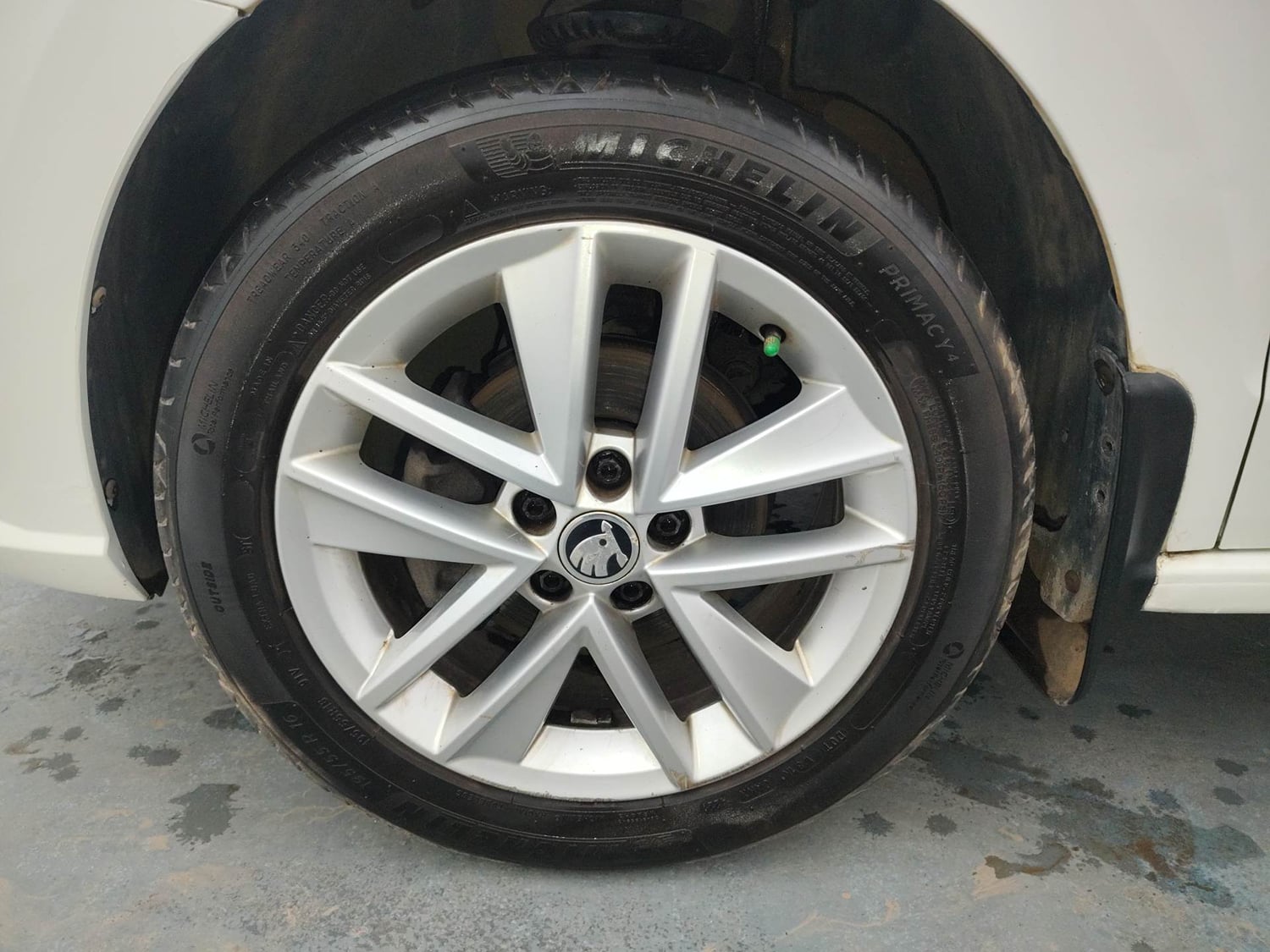 Used 2018 Skoda Rapid Style 1.6 MPI Petrol Manual tyres LEFT FRONT TYRE RIM VIEW