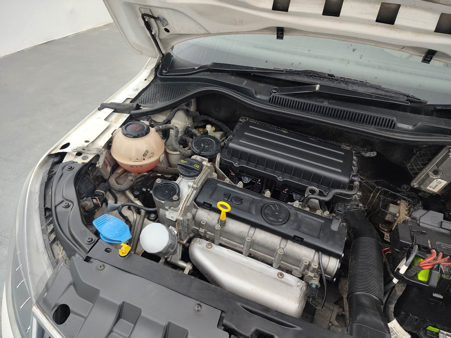 Used 2018 Skoda Rapid Style 1.6 MPI Petrol Manual engine ENGINE RIGHT SIDE HINGE & APRON VIEW