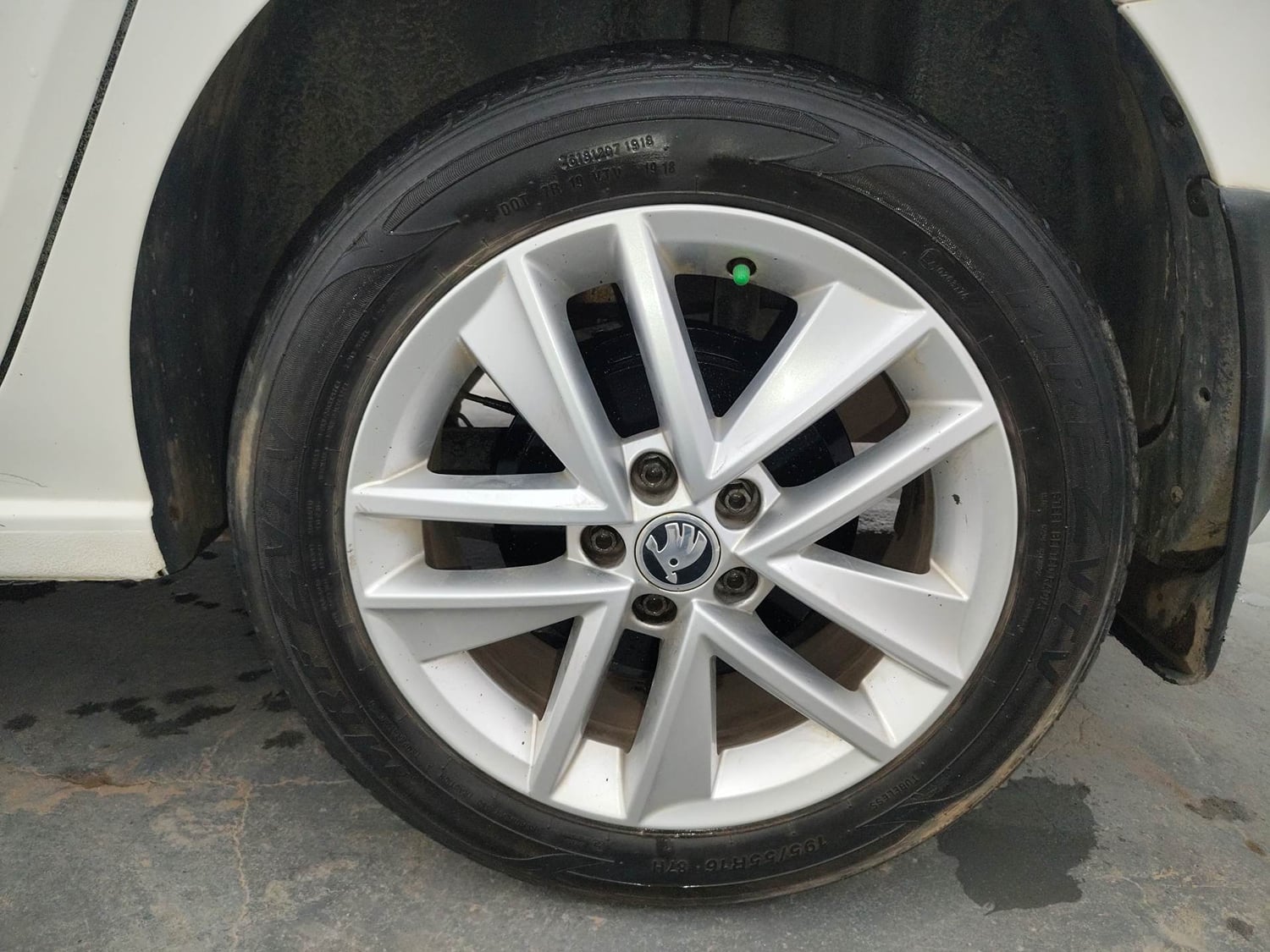 Used 2018 Skoda Rapid Style 1.6 MPI Petrol Manual tyres LEFT REAR TYRE RIM VIEW
