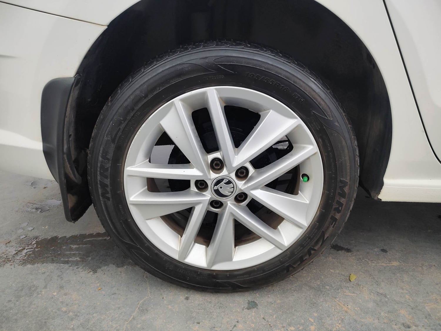 Used 2018 Skoda Rapid Style 1.6 MPI Petrol Manual tyres RIGHT REAR TYRE RIM VIEW
