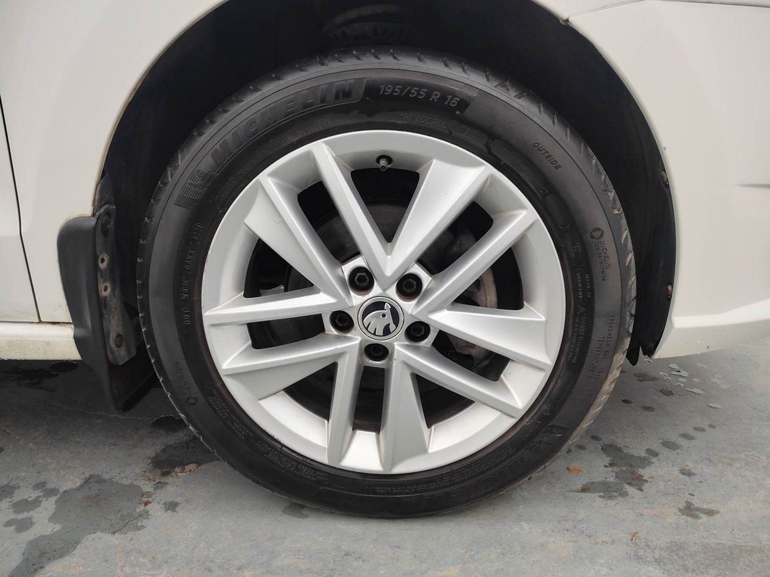Used 2018 Skoda Rapid Style 1.6 MPI Petrol Manual tyres RIGHT FRONT TYRE RIM VIEW