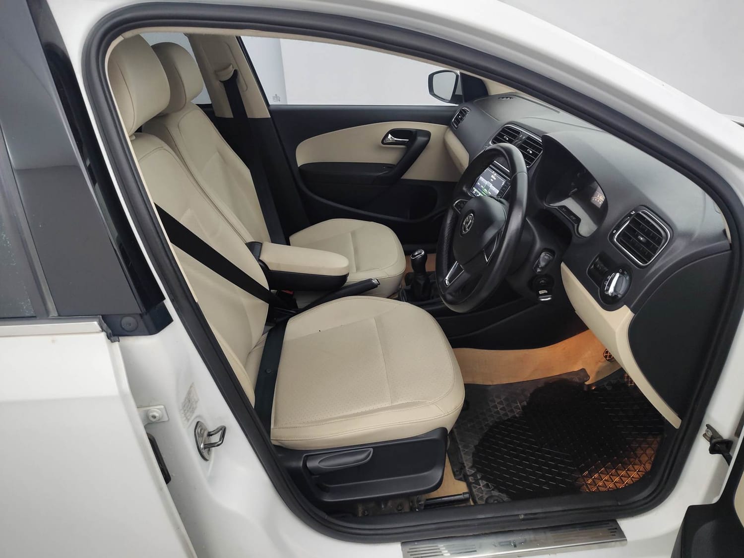 Used 2018 Skoda Rapid Style 1.6 MPI Petrol Manual interior RIGHT SIDE FRONT DOOR CABIN VIEW