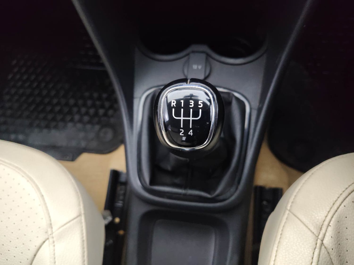 Used 2018 Skoda Rapid Style 1.6 MPI Petrol Manual interior GEAR  KNOB VIEW