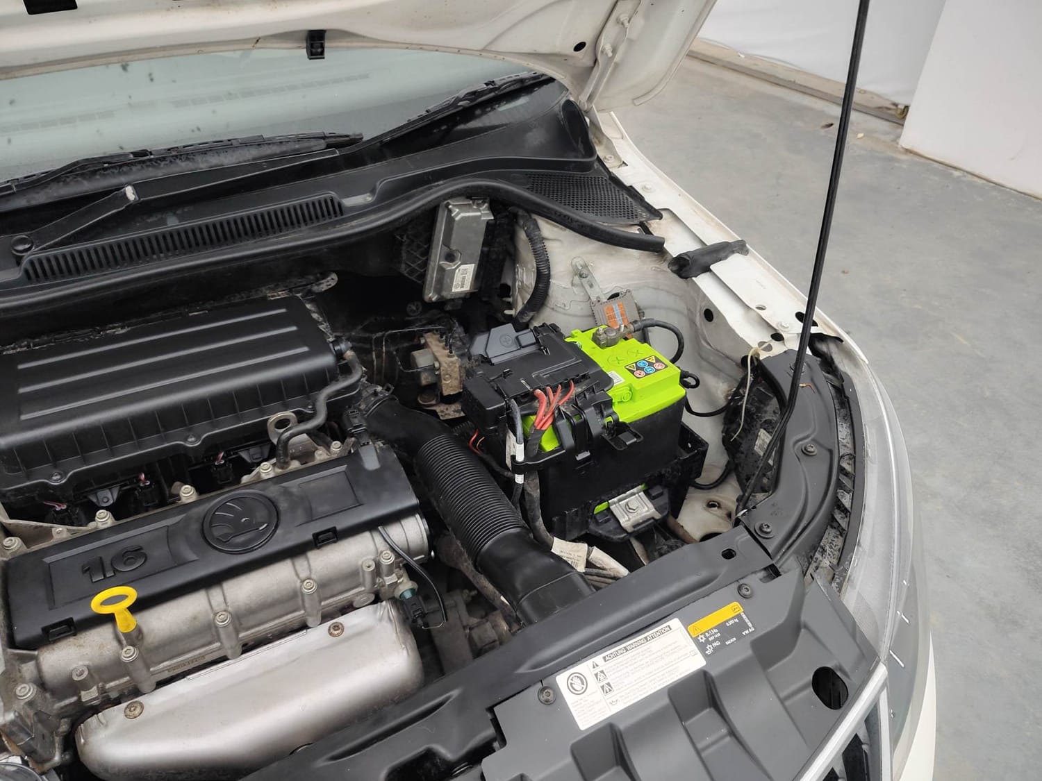 Used 2018 Skoda Rapid Style 1.6 MPI Petrol Manual engine ENGINE LEFT SIDE HINGE & APRON VIEW