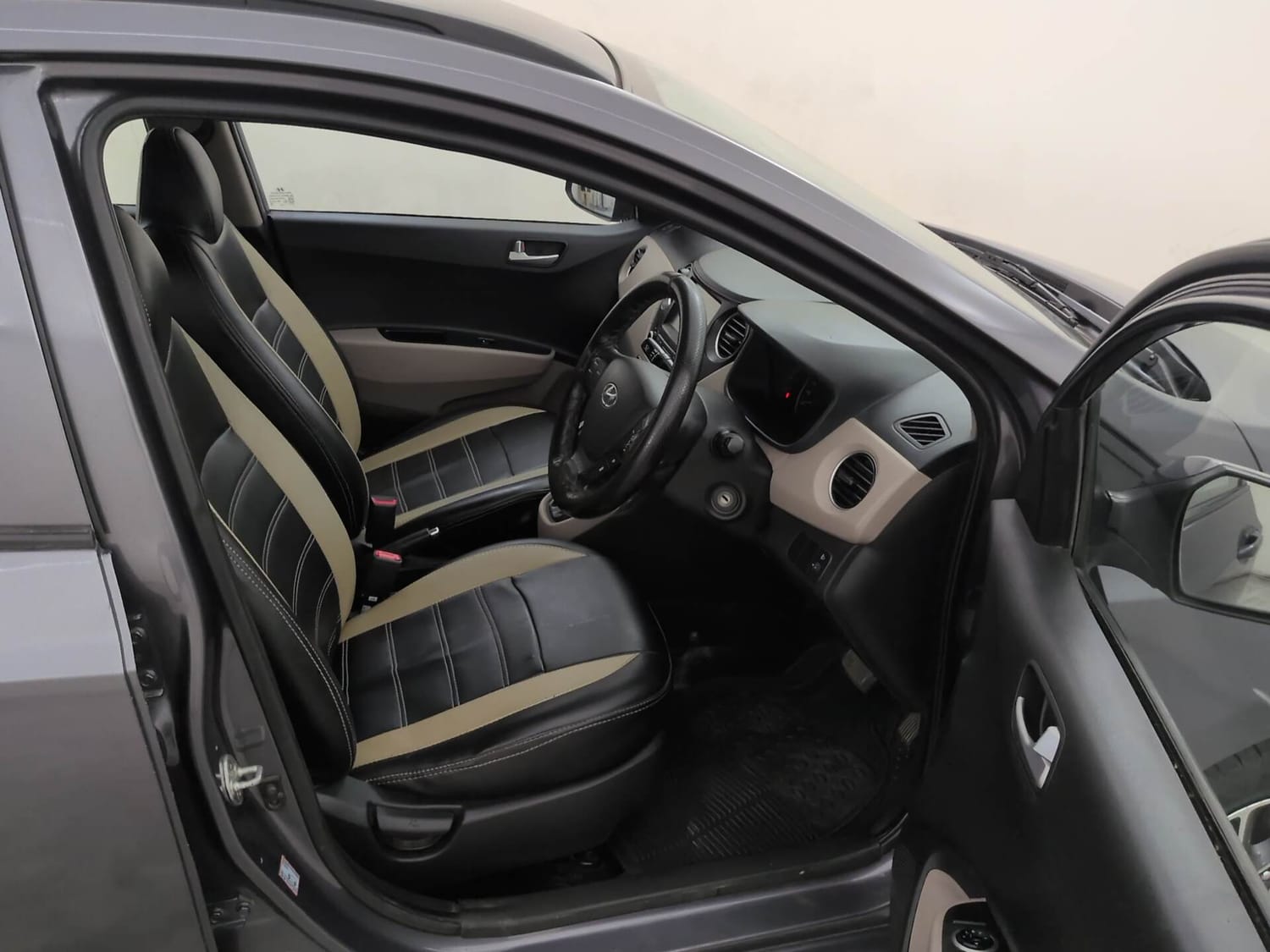 Used 2018 Hyundai Grand i10 Sportz (O) AT 1.2 Kappa VTVT Petrol Automatic interior RIGHT SIDE FRONT DOOR CABIN VIEW