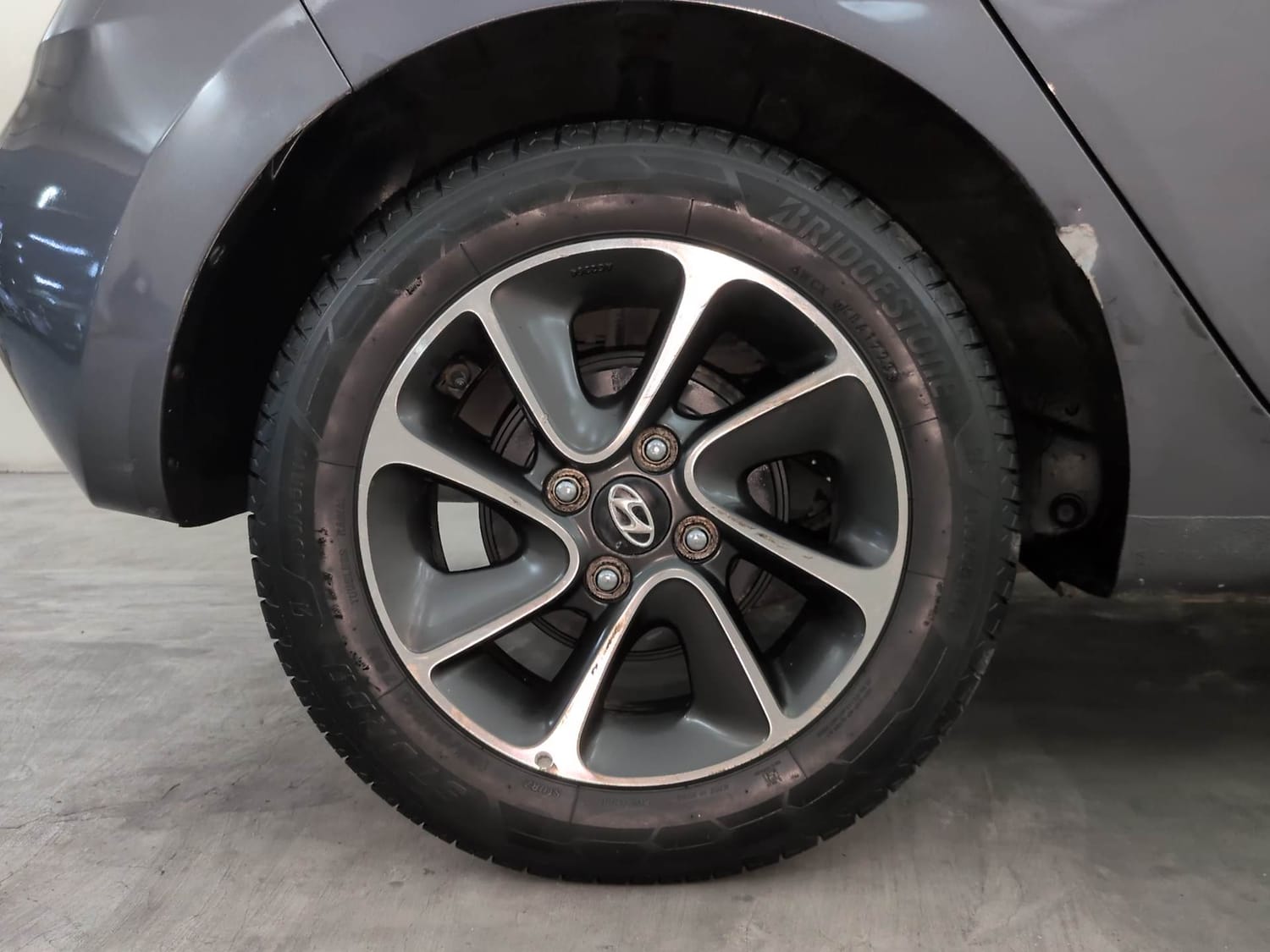 Used 2018 Hyundai Grand i10 Sportz (O) AT 1.2 Kappa VTVT Petrol Automatic tyres RIGHT REAR TYRE RIM VIEW