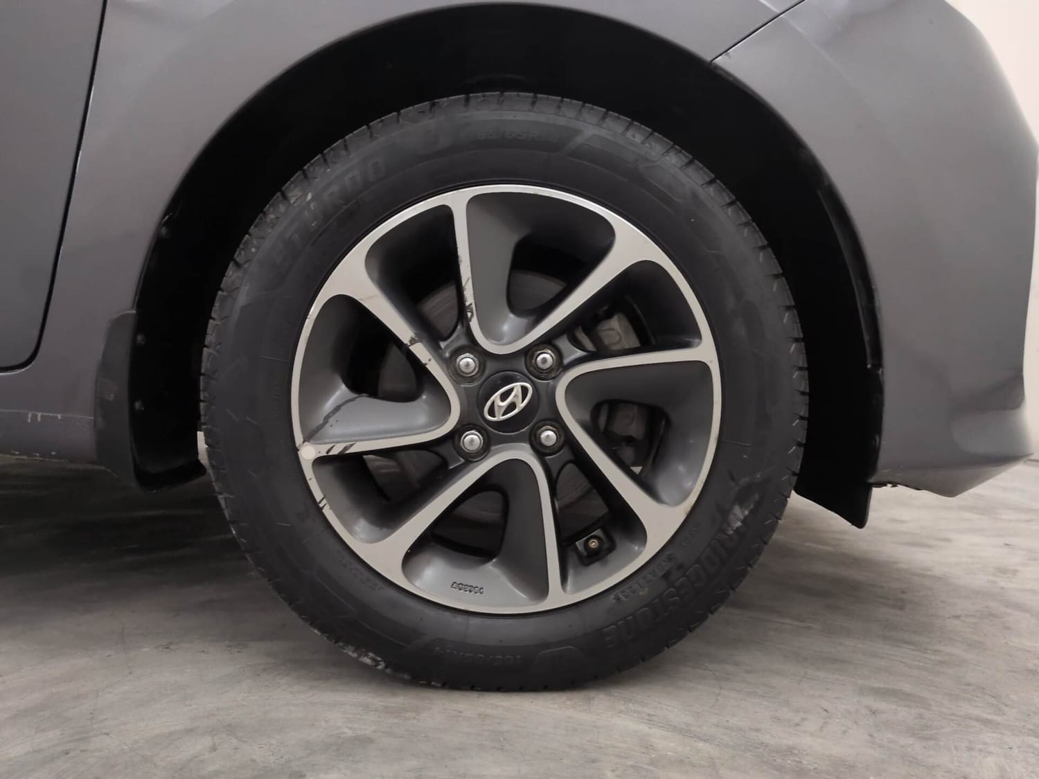 Used 2018 Hyundai Grand i10 Sportz (O) AT 1.2 Kappa VTVT Petrol Automatic tyres RIGHT FRONT TYRE RIM VIEW