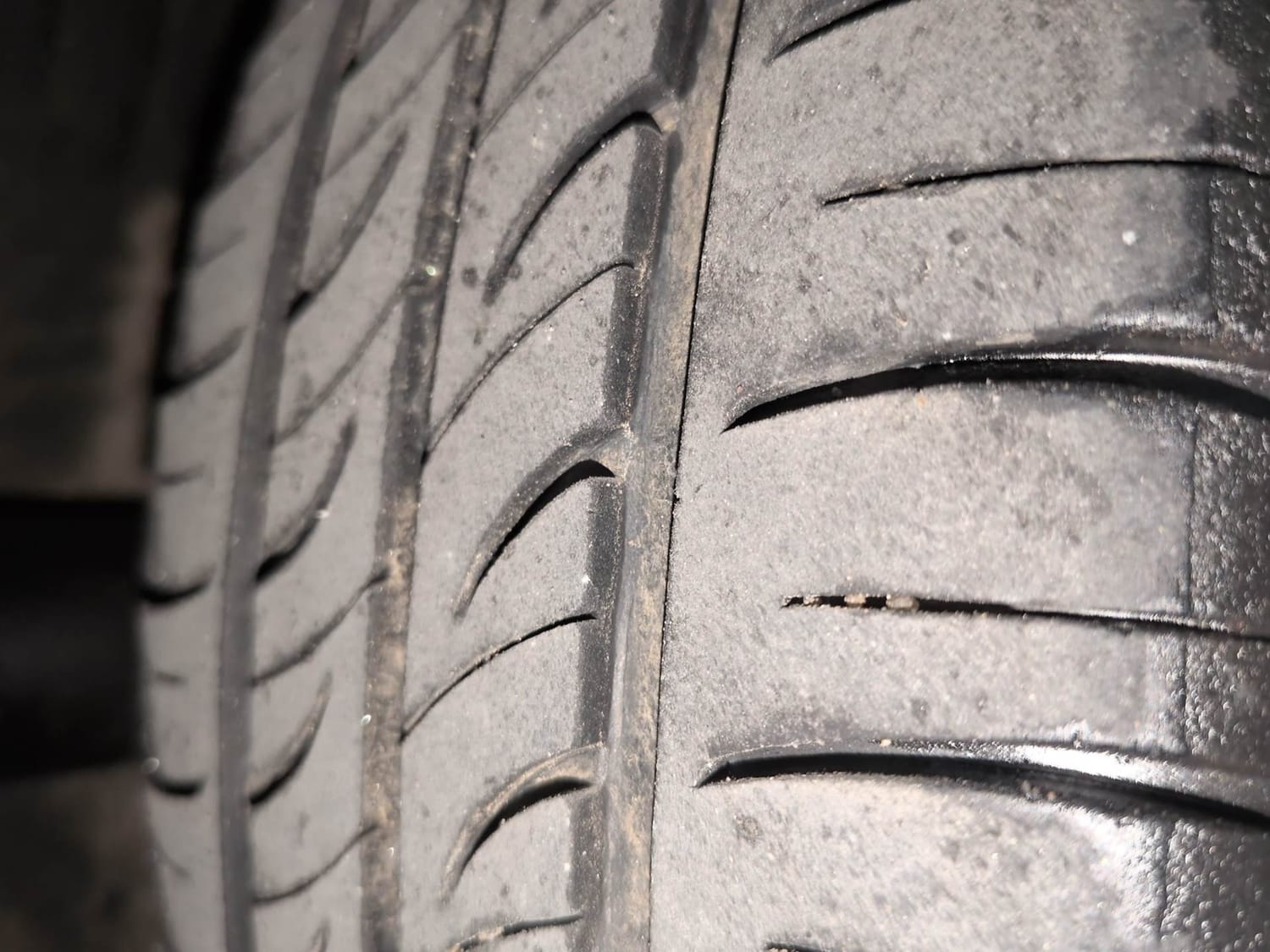 Used 2018 Hyundai Grand i10 Sportz (O) AT 1.2 Kappa VTVT Petrol Automatic tyres RIGHT REAR TYRE TREAD VIEW