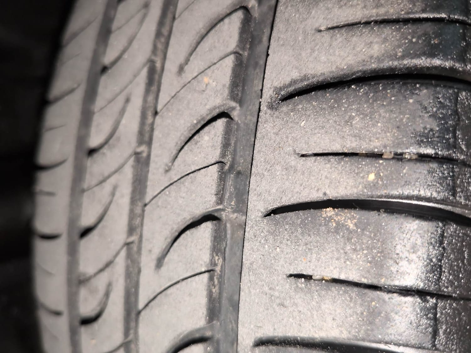 Used 2018 Hyundai Grand i10 Sportz (O) AT 1.2 Kappa VTVT Petrol Automatic tyres LEFT REAR TYRE TREAD VIEW