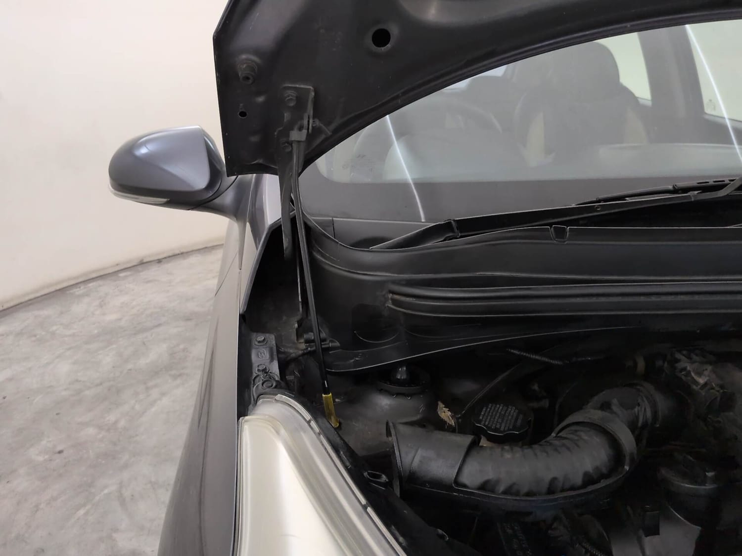 Used 2018 Hyundai Grand i10 Sportz (O) AT 1.2 Kappa VTVT Petrol Automatic engine ENGINE RIGHT SIDE HINGE & APRON VIEW