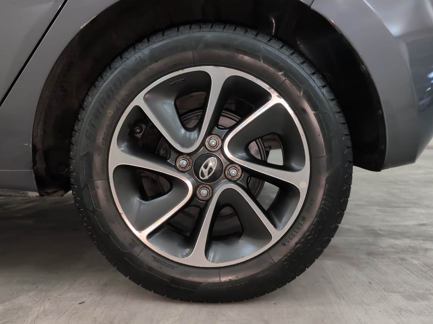 Used 2018 Hyundai Grand i10 Sportz (O) AT 1.2 Kappa VTVT Petrol Automatic tyres LEFT REAR TYRE RIM VIEW