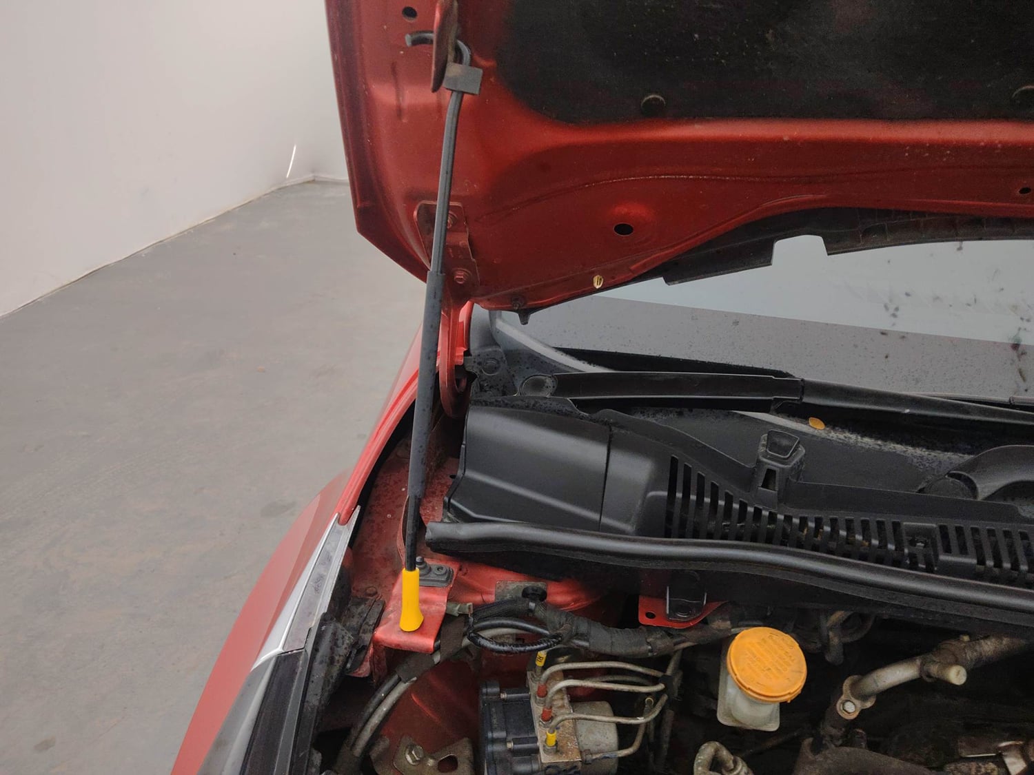 Used 2021 Tata Altroz XZ Diesel Diesel Manual engine ENGINE RIGHT SIDE HINGE & APRON VIEW