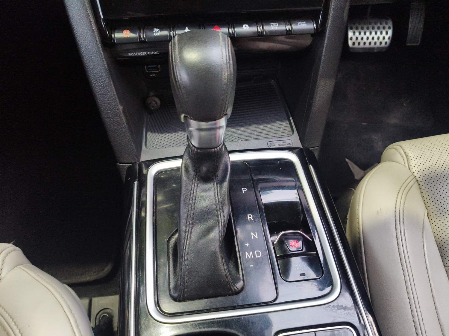 Used 2022 Mahindra XUV700 AX 7 Diesel AT AWD Luxury Pack 7 STR Diesel Automatic interior GEAR  KNOB VIEW