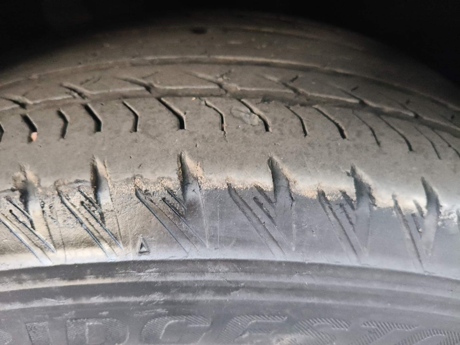 Used 2022 Mahindra XUV700 AX 7 Diesel AT AWD Luxury Pack 7 STR Diesel Automatic tyres RIGHT FRONT TYRE TREAD VIEW