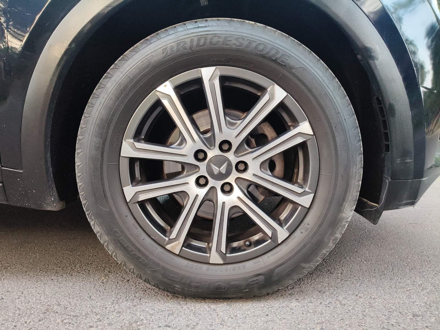 Used 2022 Mahindra XUV700 AX 7 Diesel AT AWD Luxury Pack 7 STR Diesel Automatic tyres RIGHT FRONT TYRE RIM VIEW