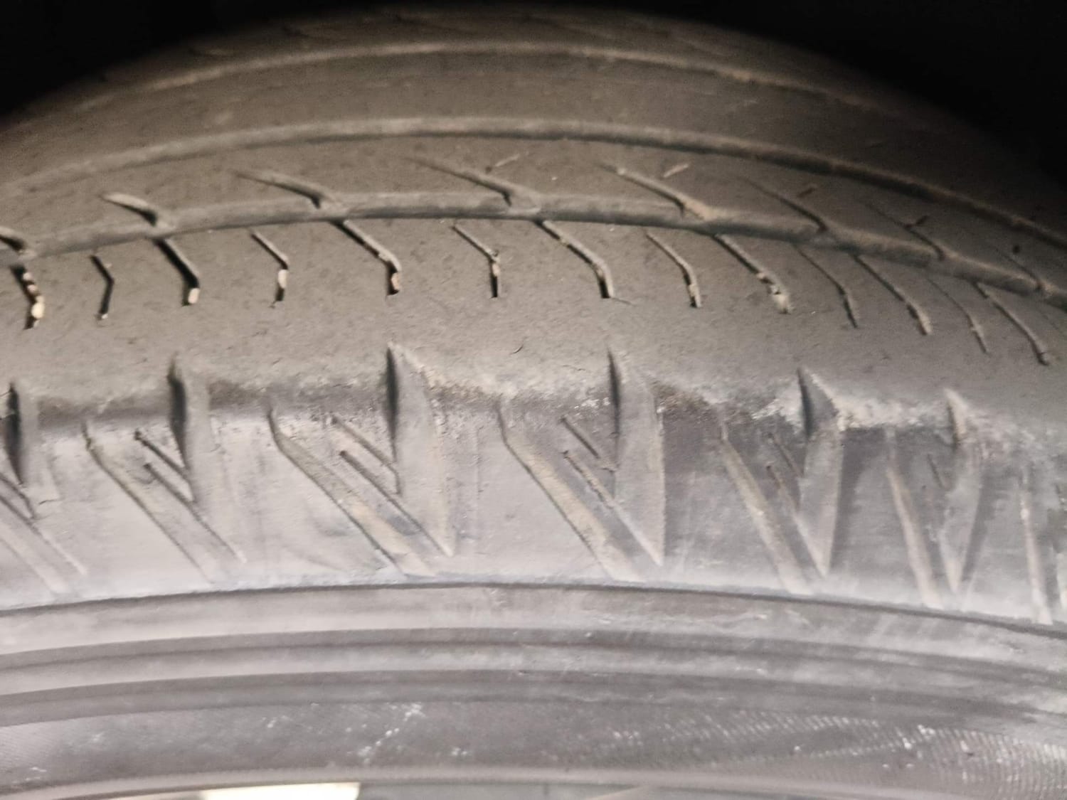 Used 2022 Mahindra XUV700 AX 7 Diesel AT AWD Luxury Pack 7 STR Diesel Automatic tyres RIGHT REAR TYRE TREAD VIEW