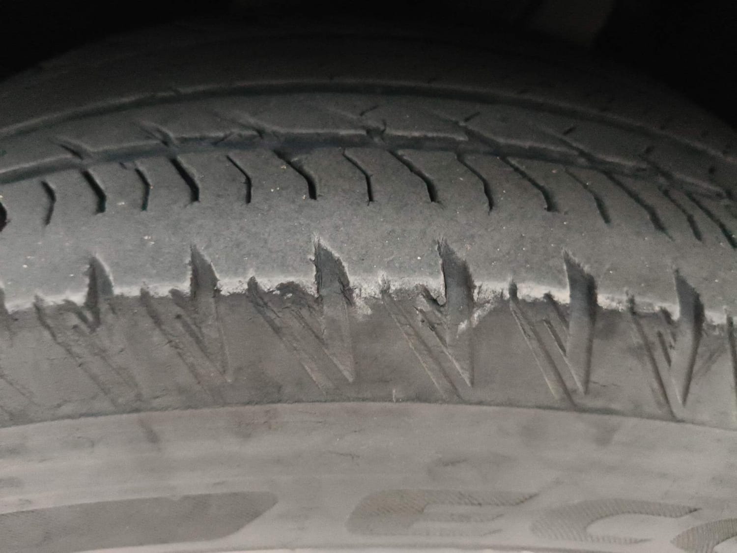 Used 2022 Mahindra XUV700 AX 7 Diesel AT AWD Luxury Pack 7 STR Diesel Automatic tyres LEFT FRONT TYRE TREAD VIEW
