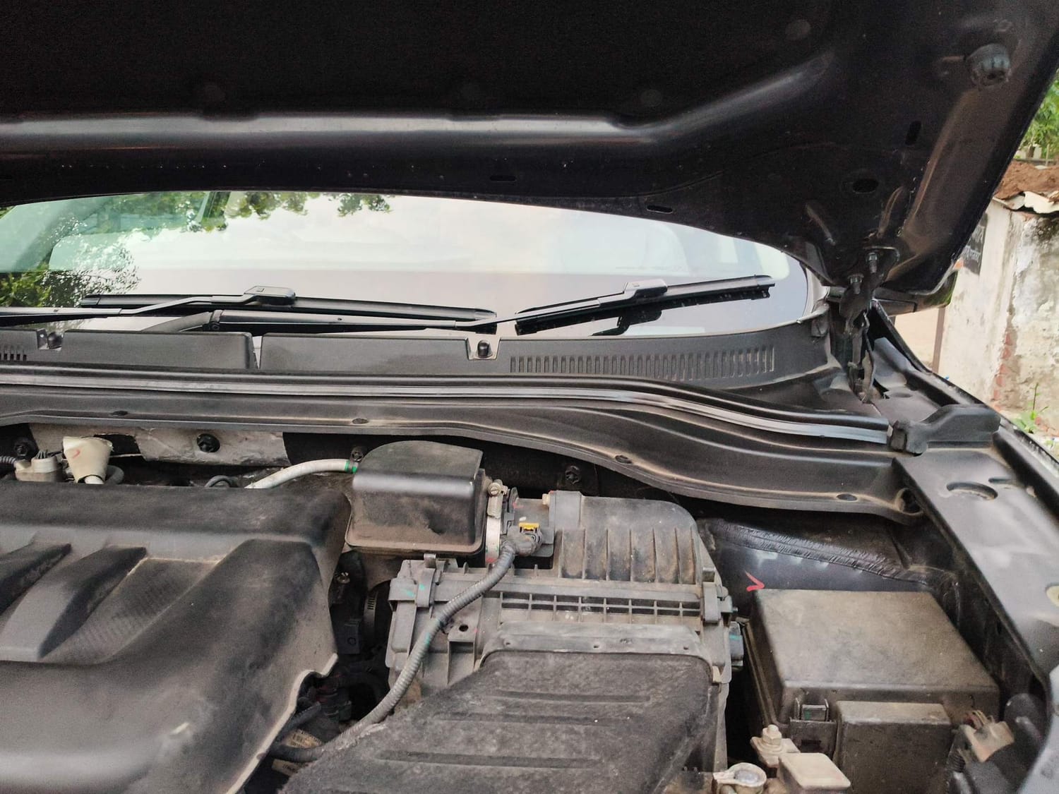 Used 2022 Mahindra XUV700 AX 7 Diesel AT AWD Luxury Pack 7 STR Diesel Automatic engine ENGINE LEFT SIDE HINGE & APRON VIEW
