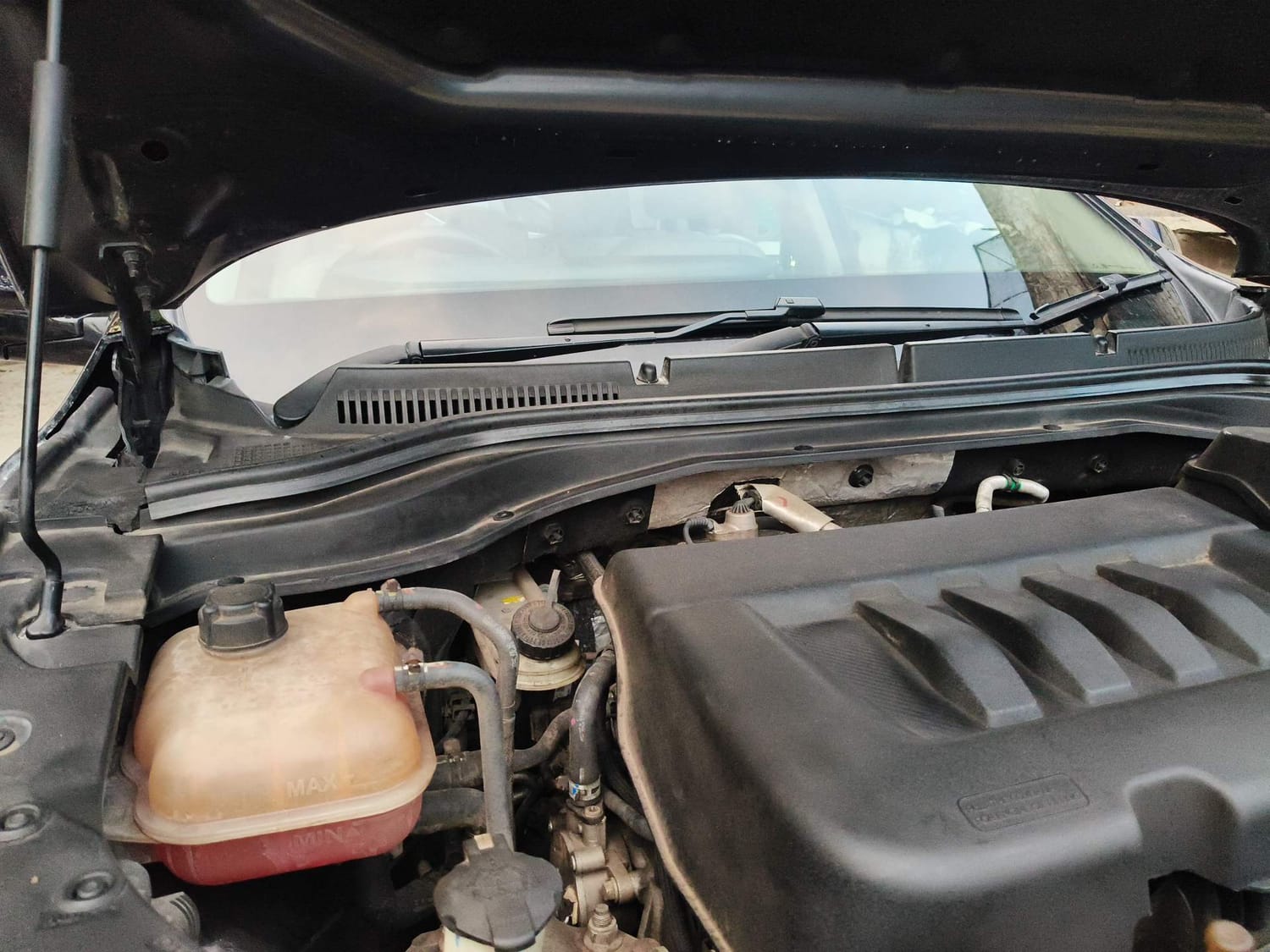 Used 2022 Mahindra XUV700 AX 7 Diesel AT AWD Luxury Pack 7 STR Diesel Automatic engine ENGINE RIGHT SIDE HINGE & APRON VIEW