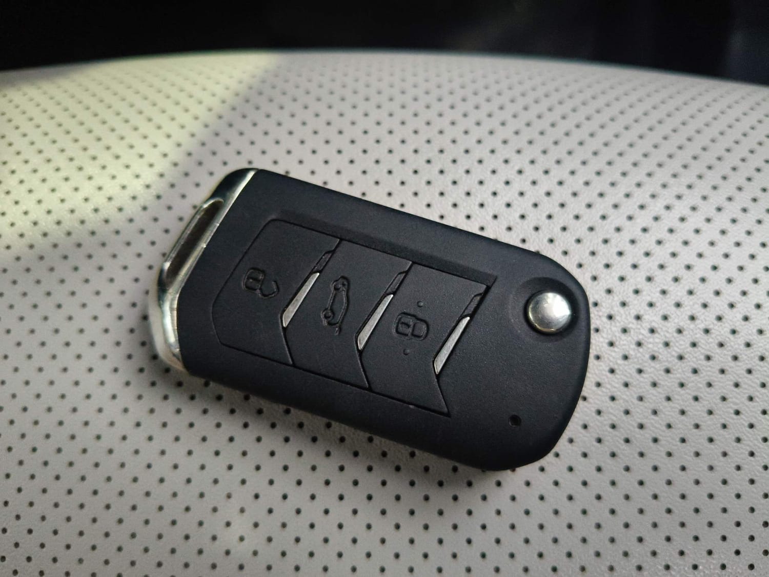 Used 2022 Mahindra XUV700 AX 7 Diesel AT AWD Luxury Pack 7 STR Diesel Automatic extra CAR KEY VIEW