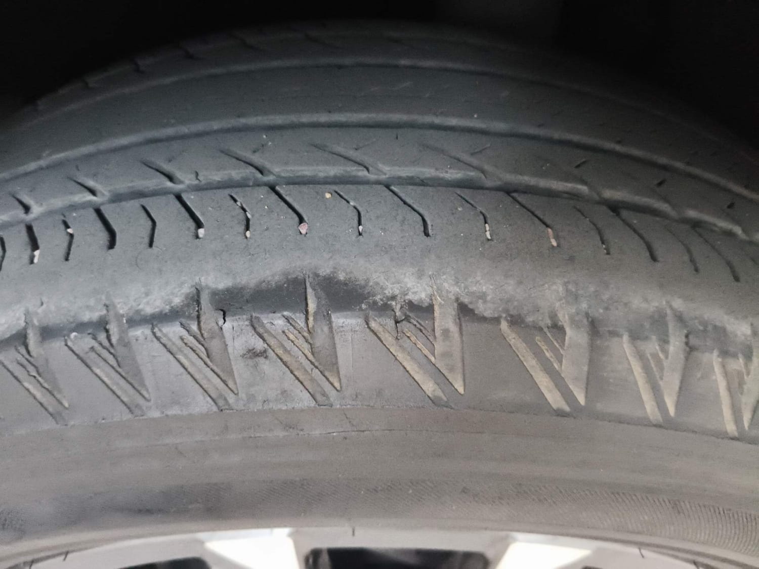 Used 2022 Mahindra XUV700 AX 7 Diesel AT AWD Luxury Pack 7 STR Diesel Automatic tyres LEFT REAR TYRE TREAD VIEW