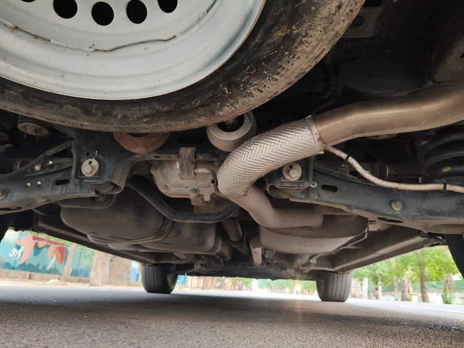 Used 2022 Mahindra XUV700 AX 7 Diesel AT AWD Luxury Pack 7 STR Diesel Automatic extra REAR UNDERBODY VIEW (TAKEN FROM REAR)
