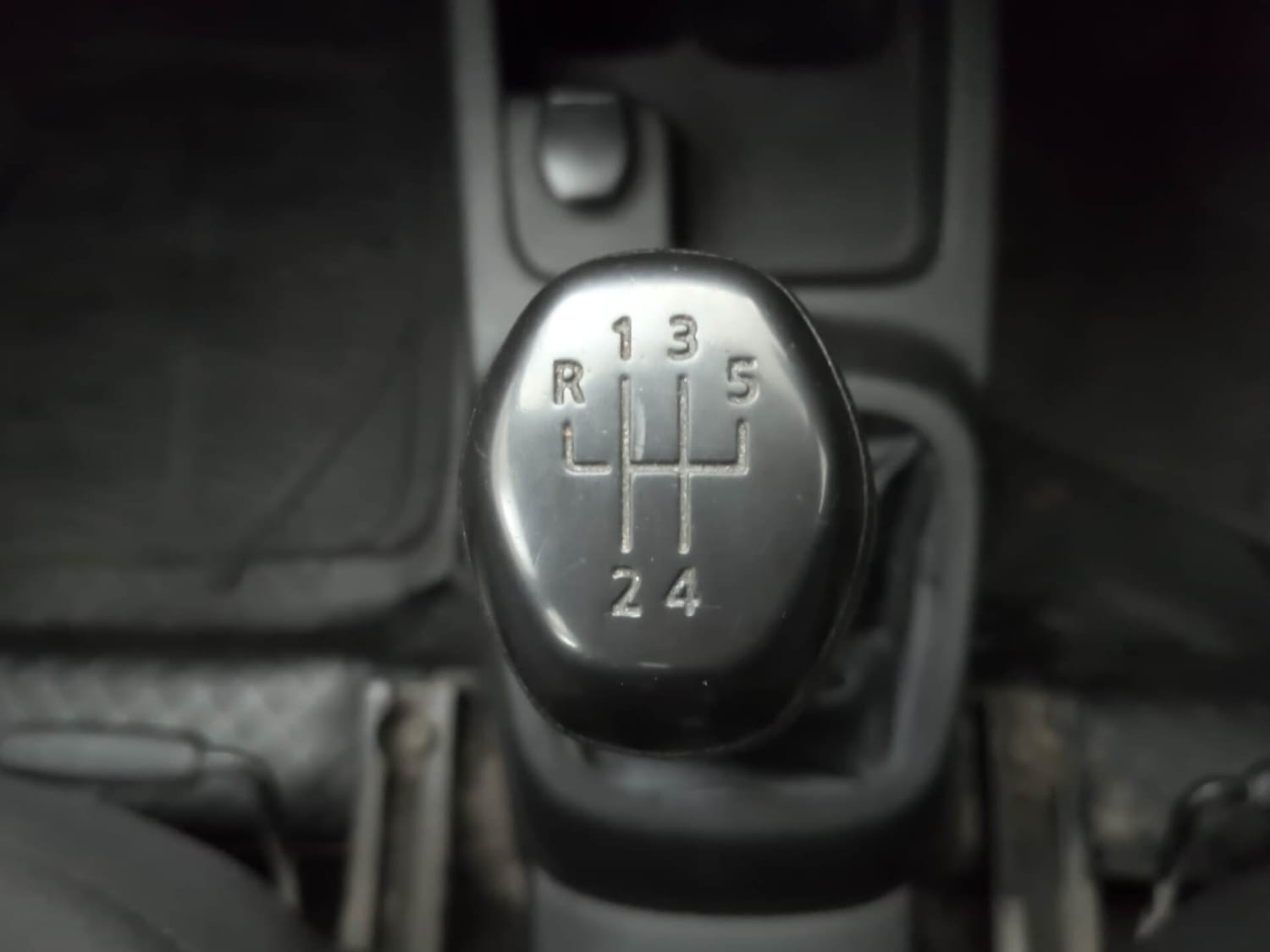 Used 2017 Renault Kwid 1.0 RXT Petrol Manual interior GEAR  KNOB VIEW