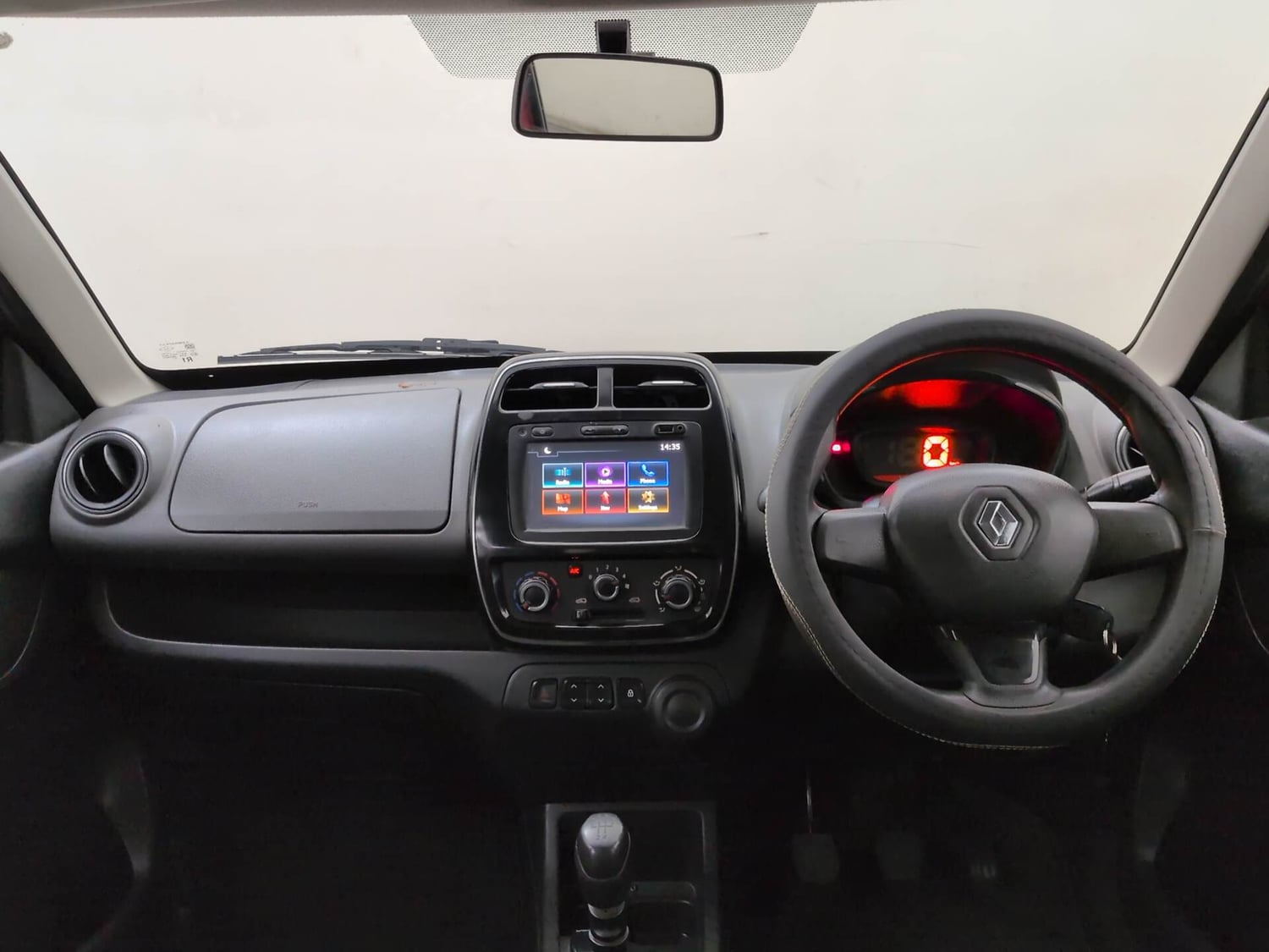 Used 2017 Renault Kwid 1.0 RXT Petrol Manual interior DASHBOARD VIEW