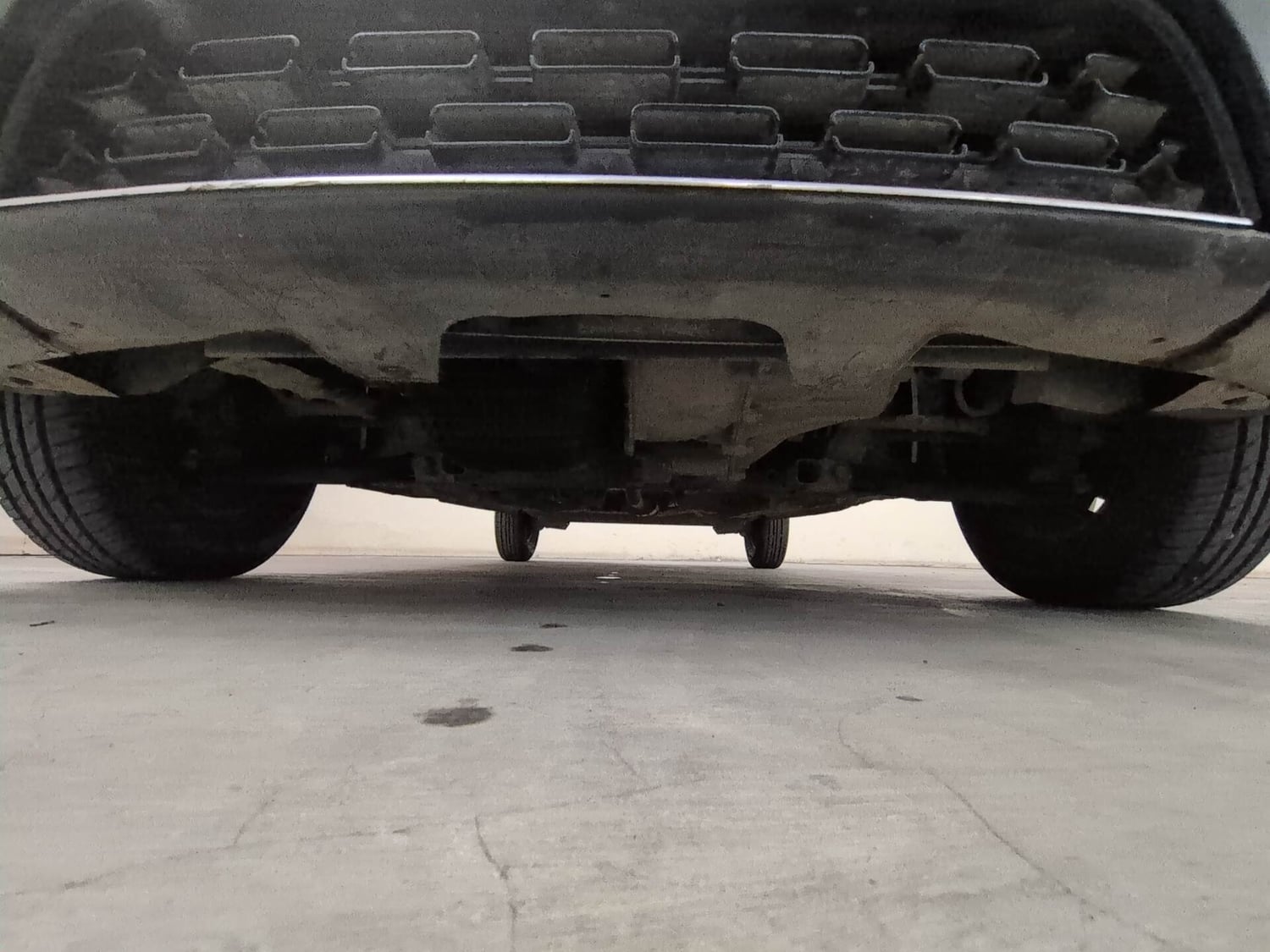Used 2017 Renault Kwid 1.0 RXT Petrol Manual extra FRONT LEFT UNDERBODY VIEW